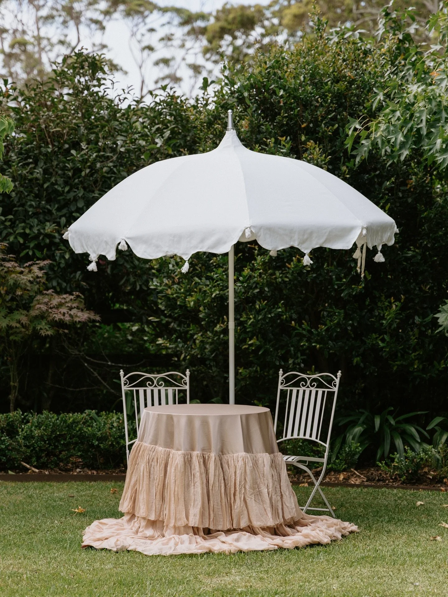 Garden wedding of dreams for Maddy &amp; James at @worrowing ~ designed by @paloma.eventco with florals by @by.mag.nolia 

Wedding photography. Styling photography. Wedding content creator. Europe wedding content.