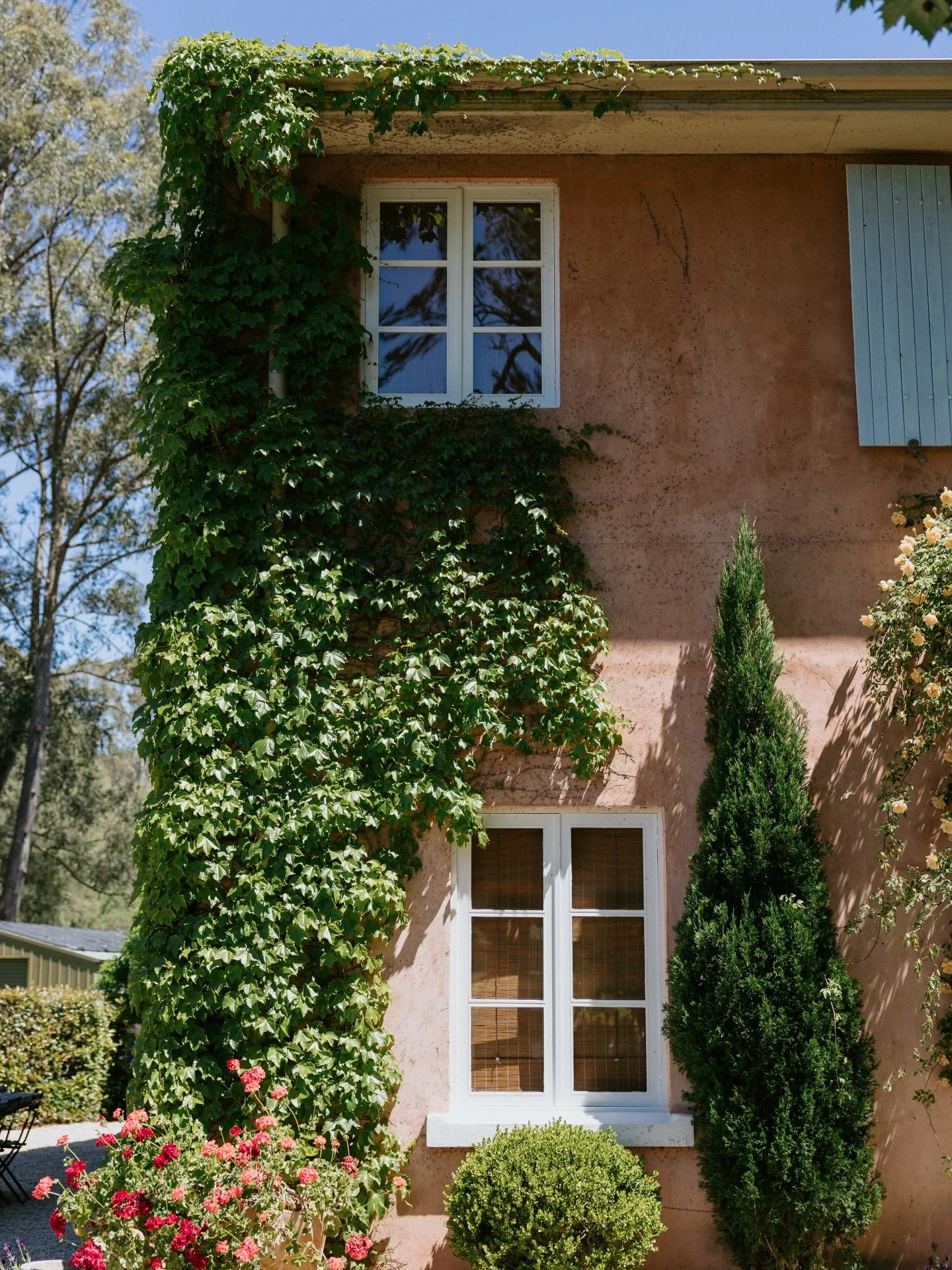 Redleaf in lavender season, with @prettyinwhiteevents_ 🤍

Styling, coordination, florals, stationery &amp; signage @prettyinwhiteevents_ 
Styling photography @madelineanne_creator 
Venue @redleafwollombi 
Hire @beavisyoureventteam @theeventartists 
