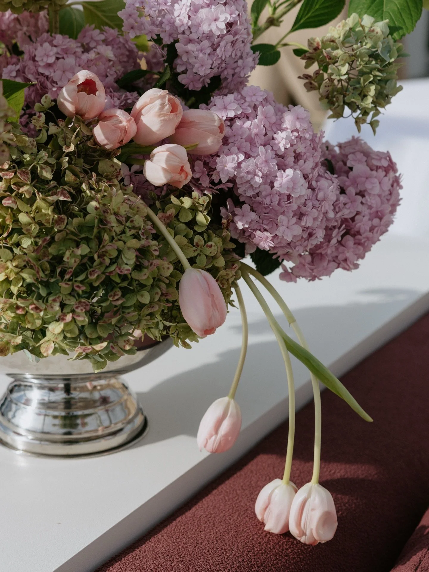 When every arrangement is an art piece // by @ffoliar 

Styling photography &amp; content by @madelineanne_creator 

Wedding planner &amp; stylist @loveatelierweddings 
Wedding photographer @mattgodkinweddings 
Videographer @timothyblacketerfilms 
Ve