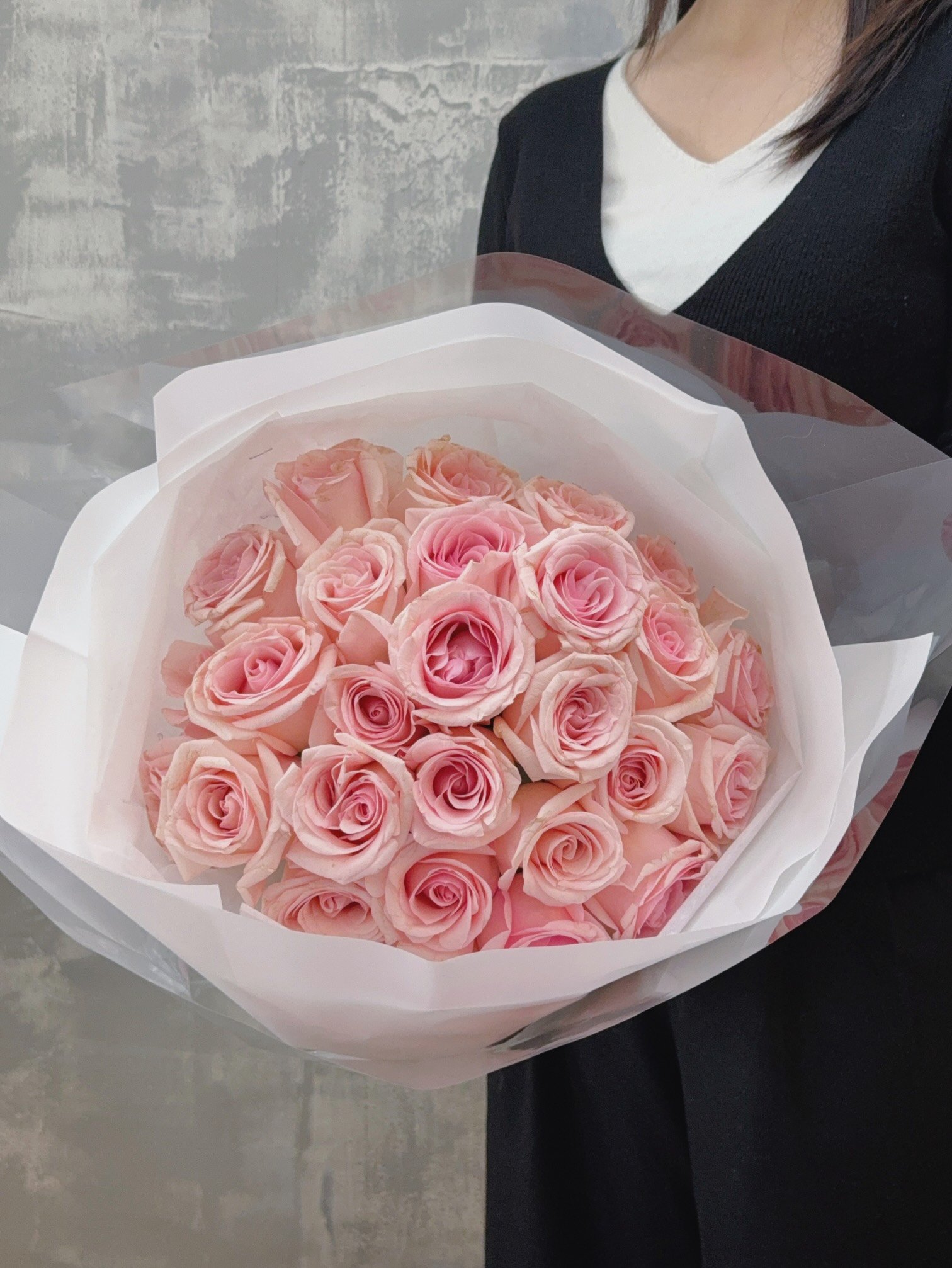 classic-rose-bouquet-pink-33-stems-hand-tied-los-angeles.jpeg