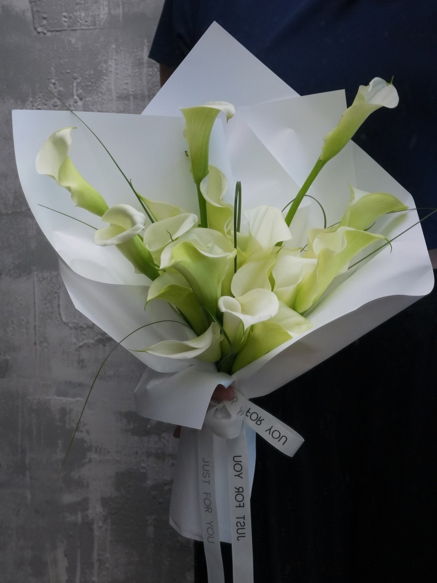 Elegant White Calla Lily Bouquet – Modern Style.jpeg