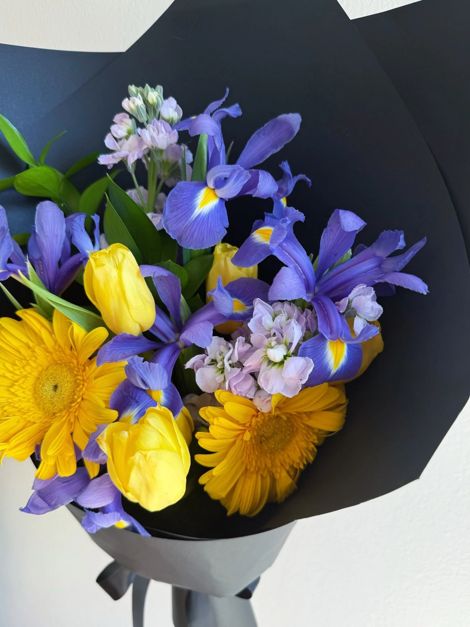 girl-and-the-flower-blue-yellow-contrast-bouquet-los-angeles.jpeg