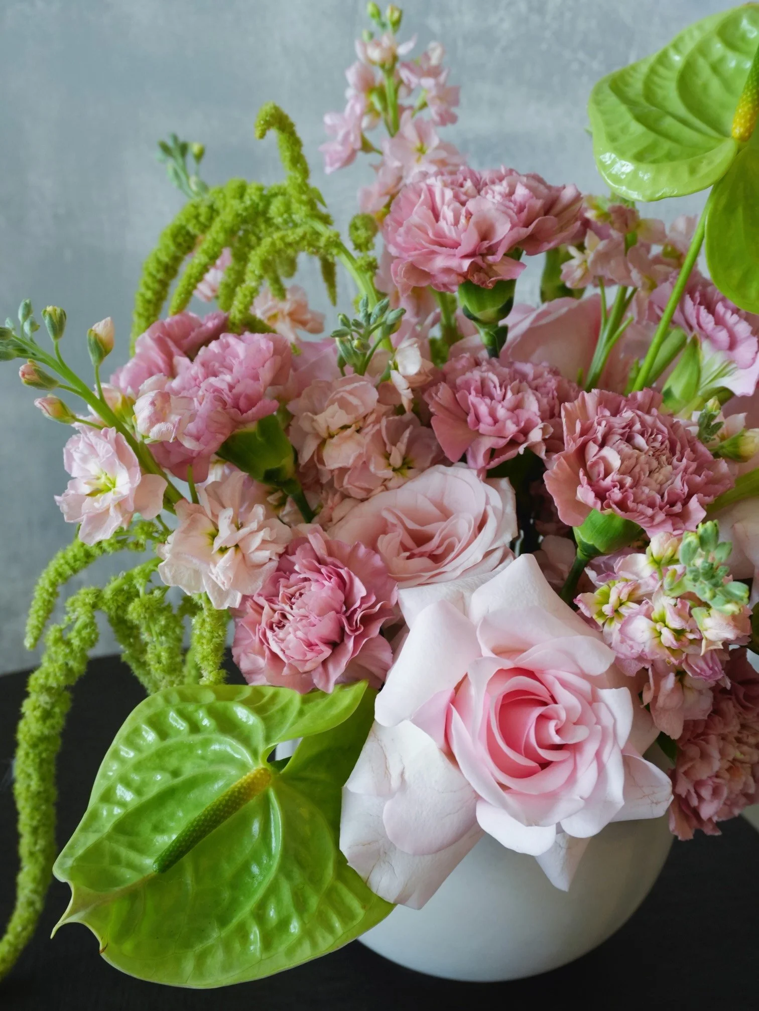 classic-rose-vase-arrangement-pink-side-view-los-angeles.jpeg