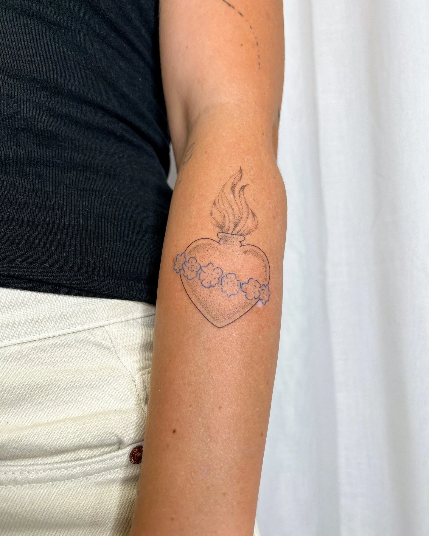 Flames? Flowers? Forever? Sounds like the perfect tattoo combo 🌸🔥 Let&rsquo;s get yours booked! 

HANDPOKED || Sacred heart with flowers

Now booking for March! Just dm me to book your next tattoo in 🫶🏼

#sacredheart #sacredhearttattoo #handpoke 