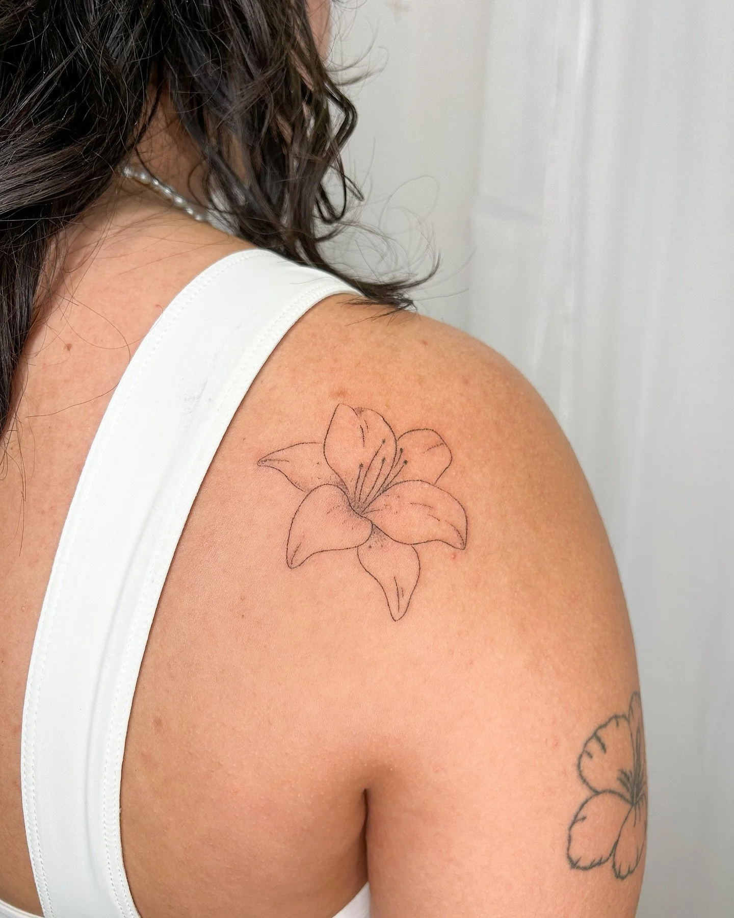 A lily for Sade  𓇢𓆸 

HANDPOKE || Lily 

#handpoke #goldcoasttattoo #tattoo #stickandpoke #tattooartist #minimaltattoo #dotwork #fineline #flowertattoo #lilytattoo #tattooideas