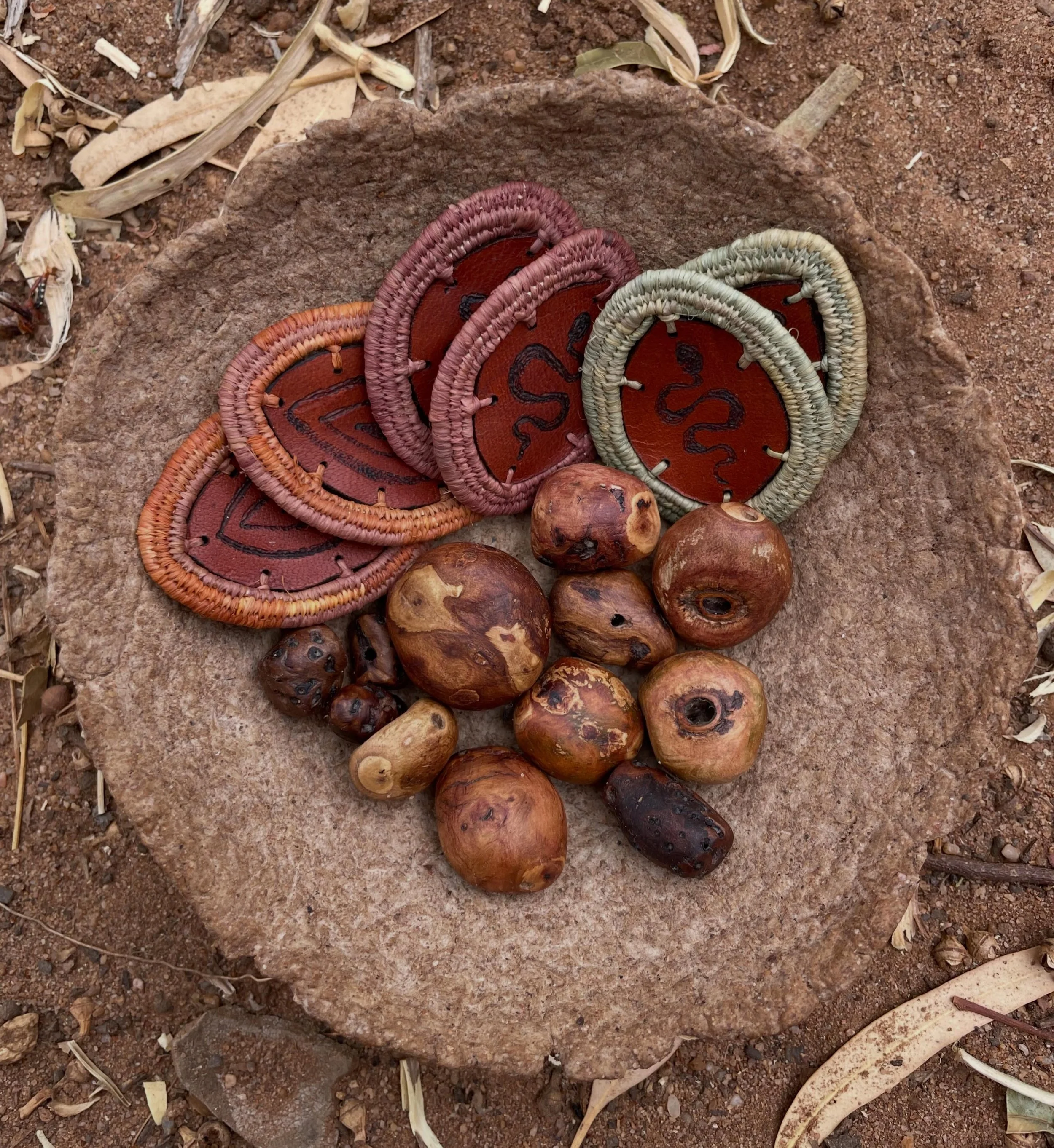 Egg carton bowl, gall beads and woven earrings. 
What a beautiful combination ✨

Things in my personal life are a little busy at the moment but tutorials and weaving will be back. 

In this moment of stagnation I ask for support in keeping my work ci