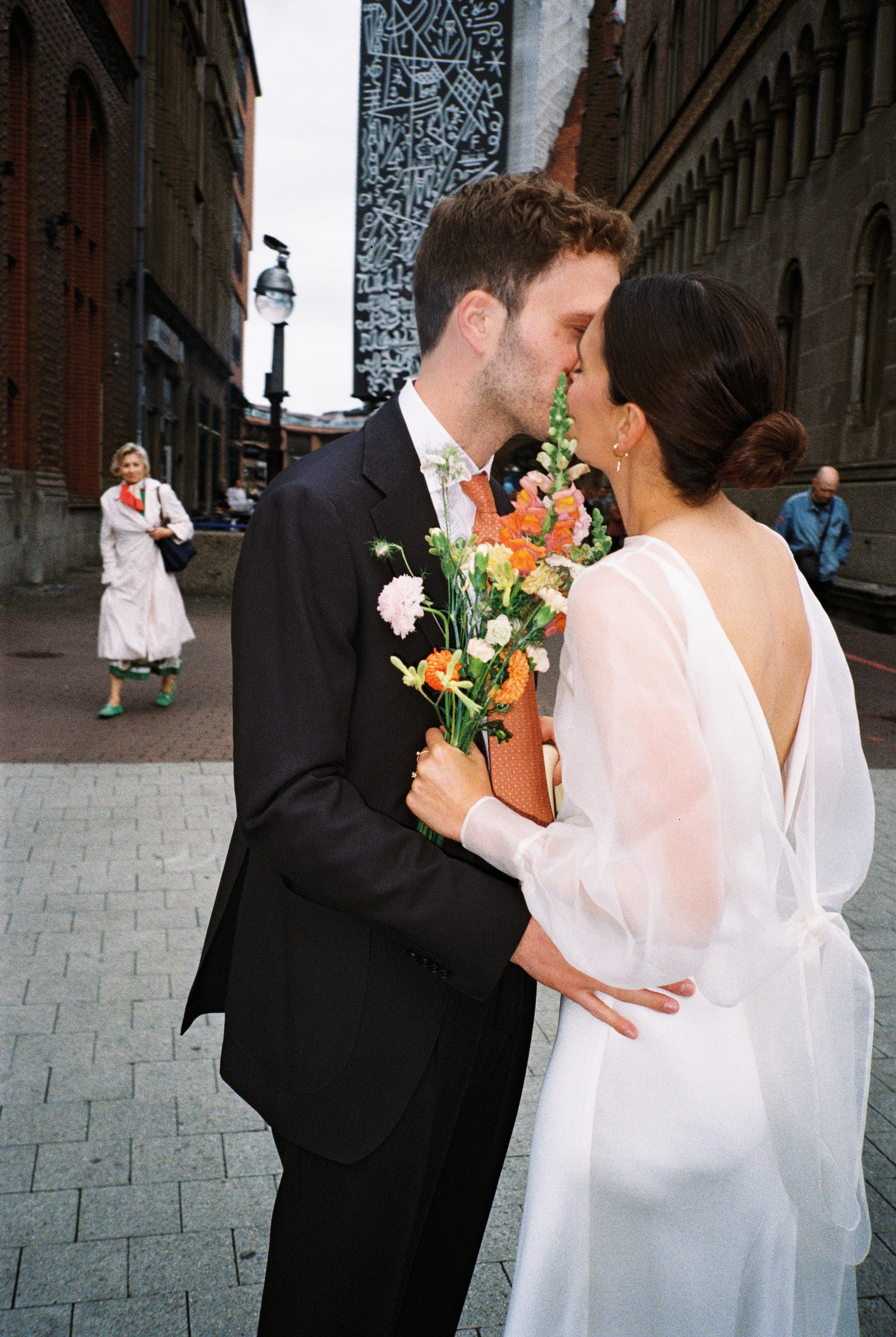 ANALOGE FOTOGRAFIE BEI HOCHZEITEN – WARUM FILM DIE PERFEKTE ERGÄNZUNG ZUR DIGITALEN FOTOGRAFIE IST.