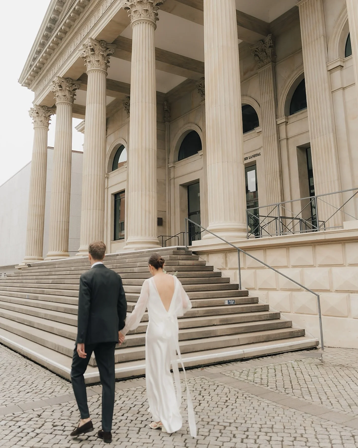 June in Hannover &mdash; just married, stepping out into the city.
A quiet walk through the old town, somewhere between ceremony and everything that comes after.

Dress: @anwebridal 
Styling: @hautnah.beauty.makeup / @astrid.hautnah