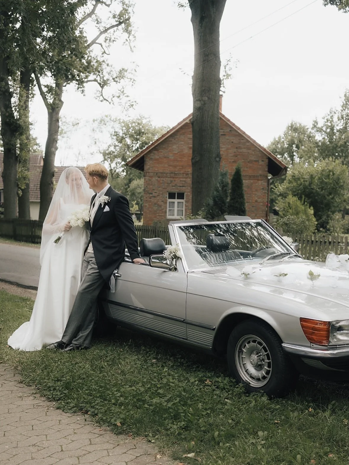 some weddings just feel timeless from the very beginning.

a vintage mercedes, manolos, long gloves and the kind of elegance that never tries too hard.still one of my favourite traditional weddings in hannover.