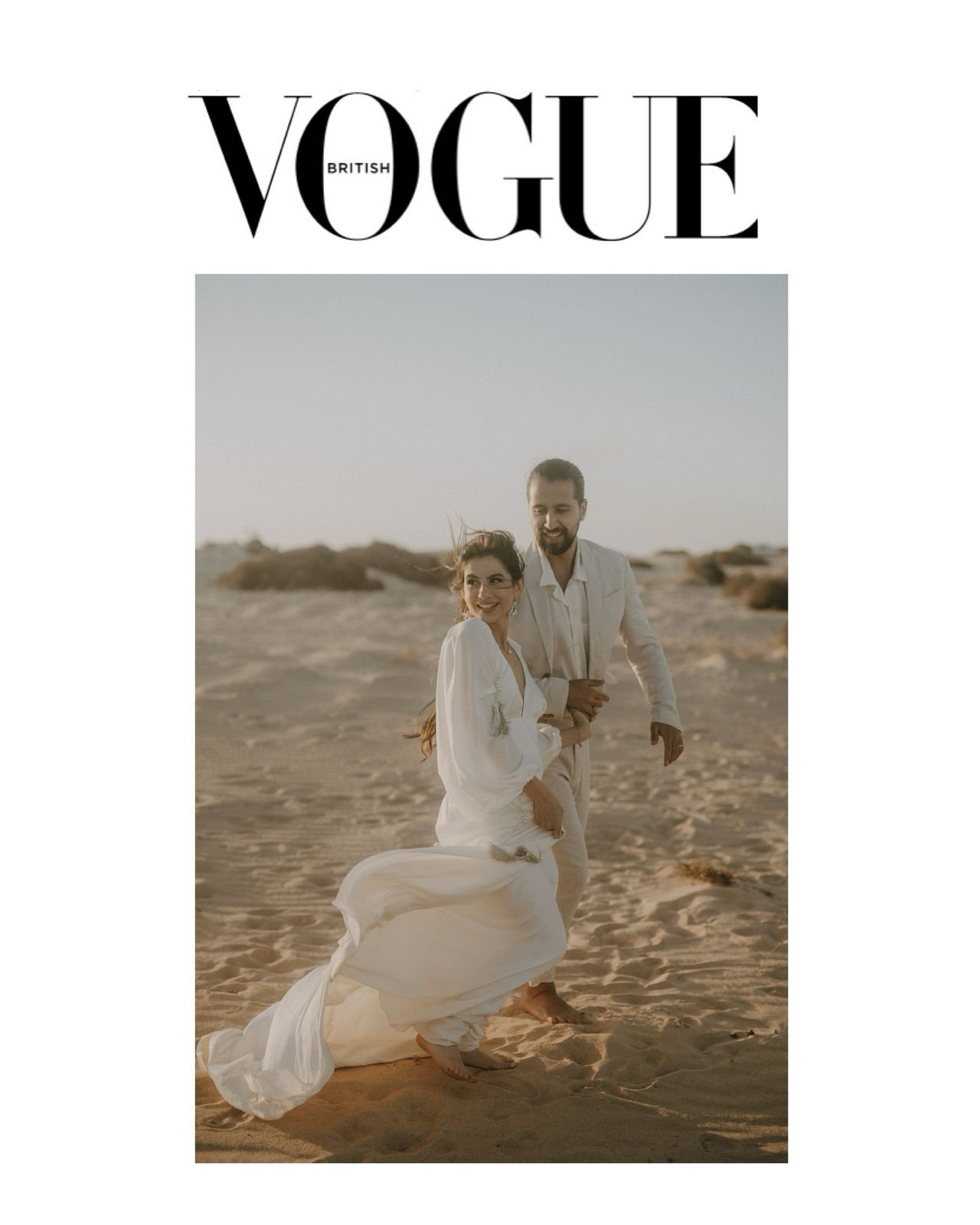 Paare tanzt und läuft barfuß im Sand in einer Wüste bei Sonnenuntergang, hinter 'VOGUE BRITISH'-Logo