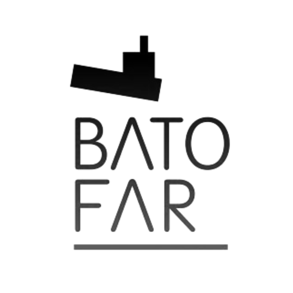 Logo avec silhouette de bateau en noir et texte "BATO FAR" en rouge."