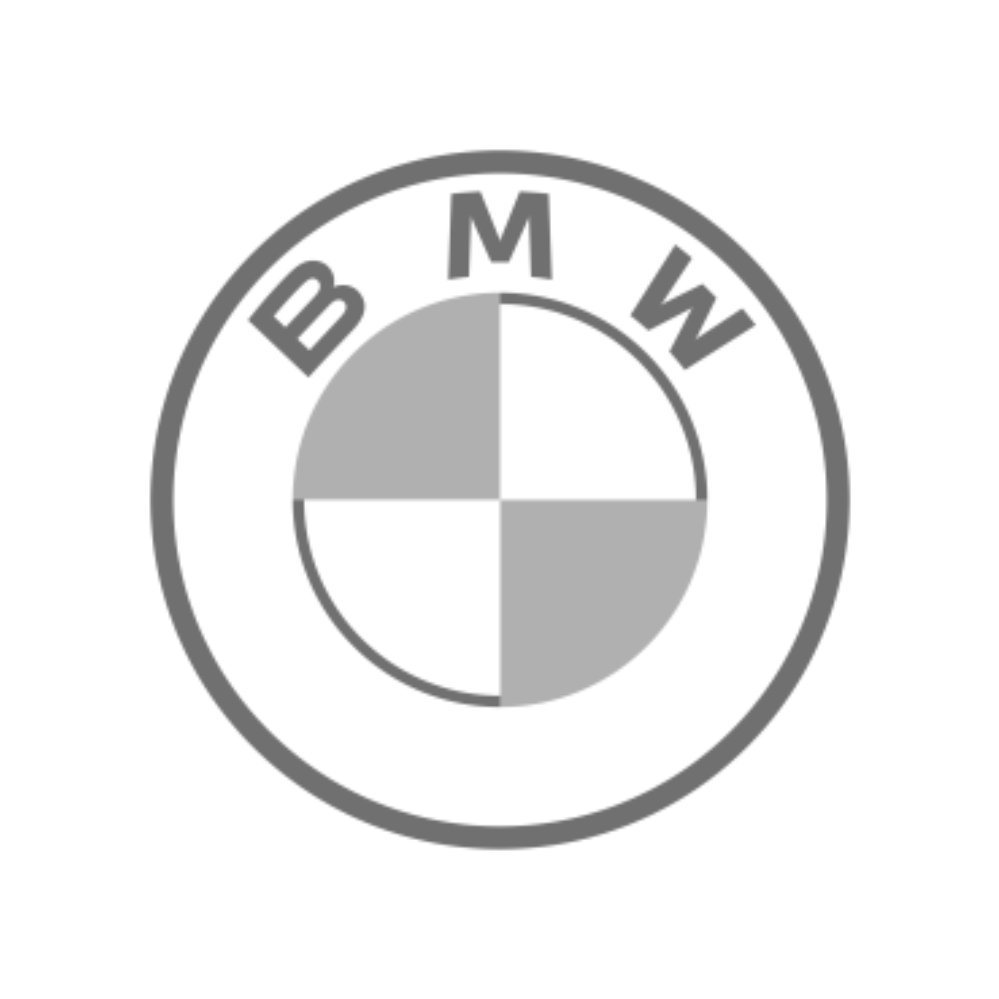 Logo de BMW avec un cercle bleu et blanc entouré de lettres grises."