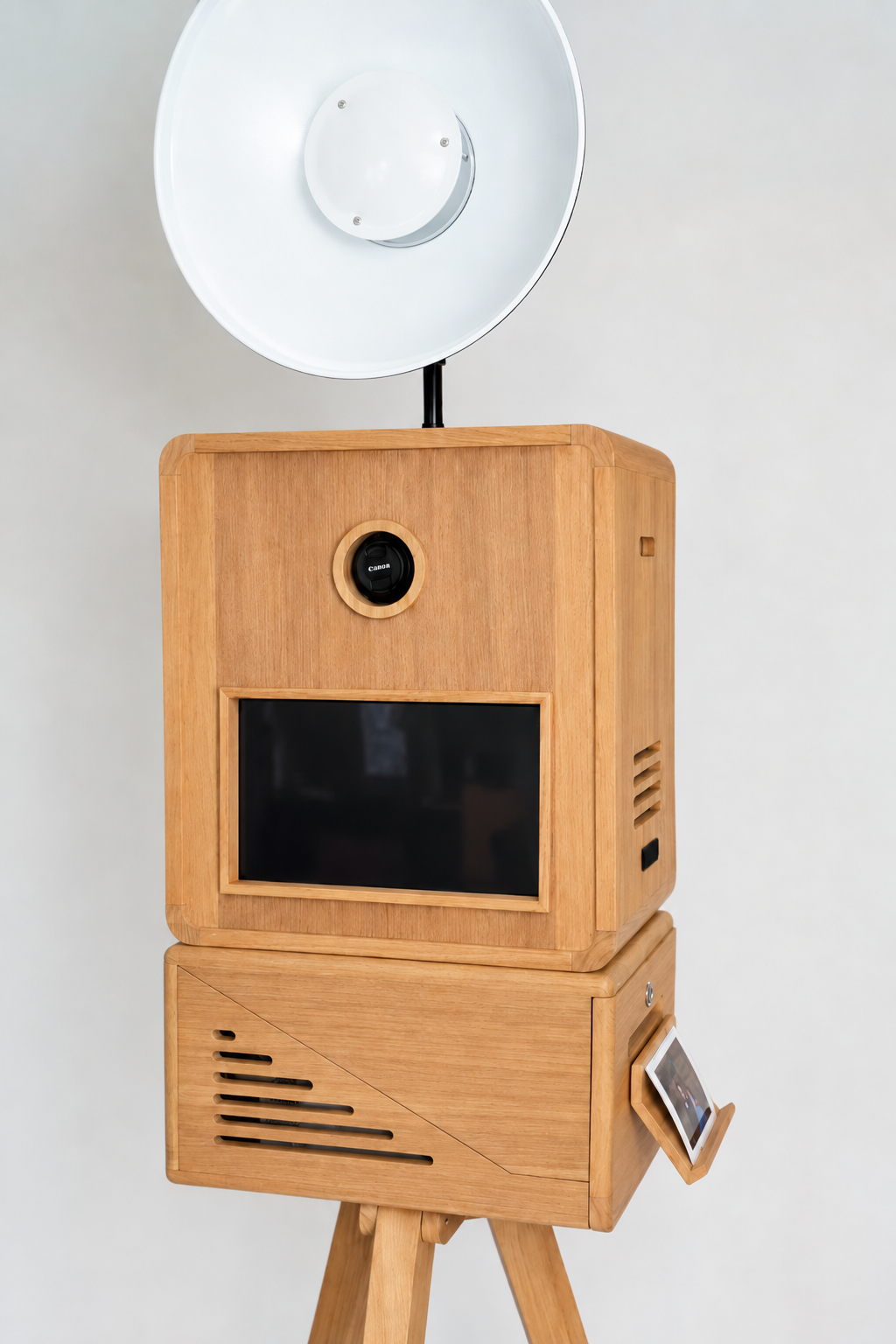 Photomaton en bois avec réflecteur blanc.png