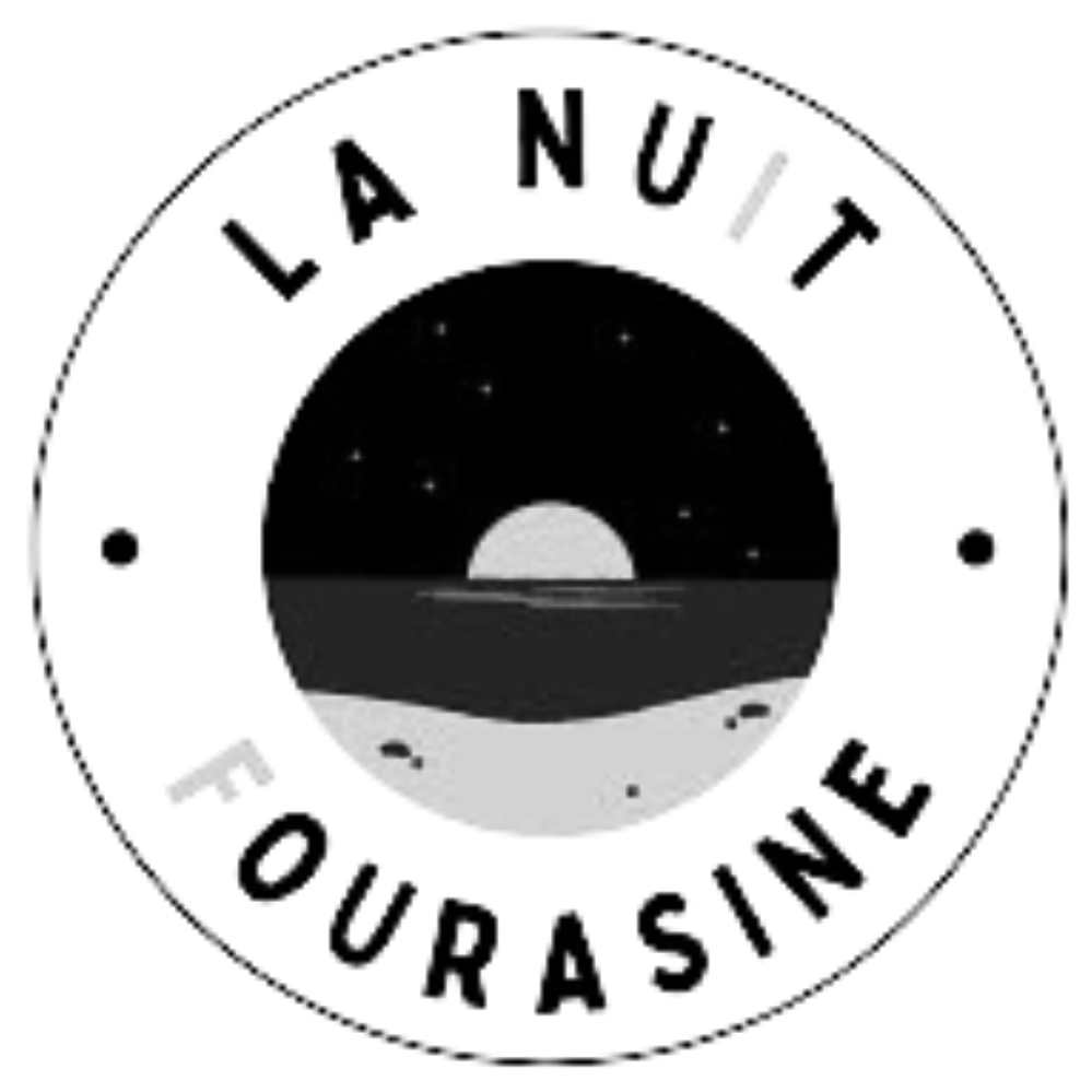 Logo circulaire avec texte "La Nuit Fourasine" entourant une illustration d'un coucher de soleil sur la mer et une plage.