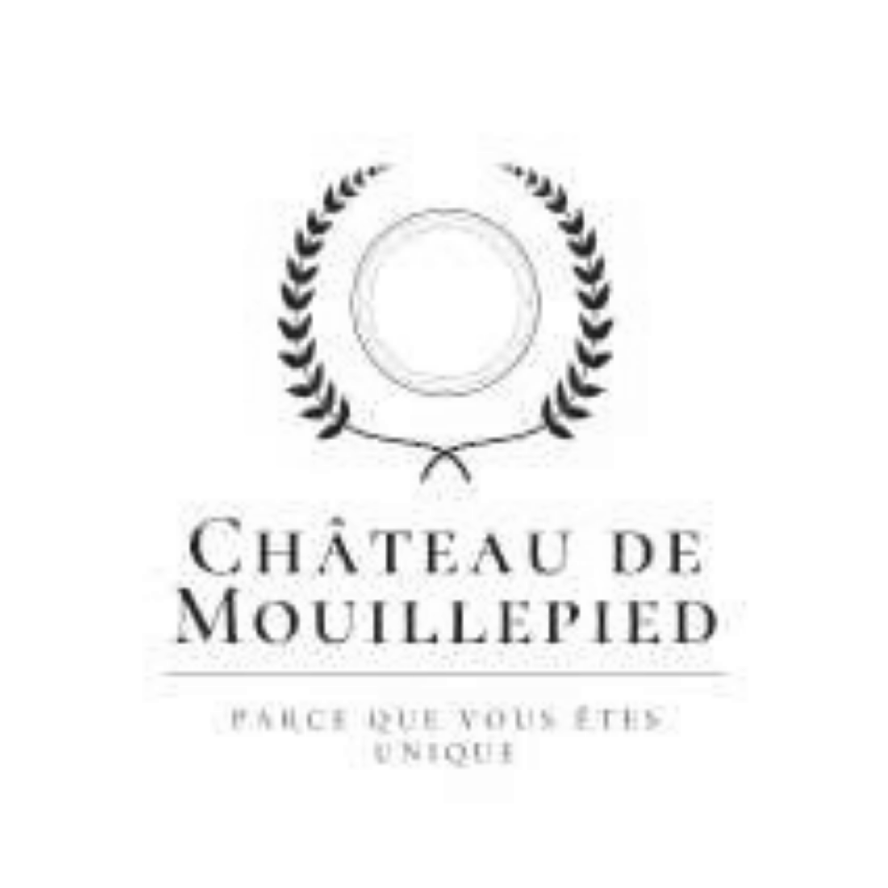 Logo du Château de Mouillepied avec des branches de laurier entourant un cercle, et le slogan "Parce que vous êtes unique."