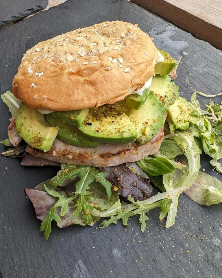 Hausgemachter Thunfischburger auf knackigem Salat, ein Highlight im Strandbad Mellensee