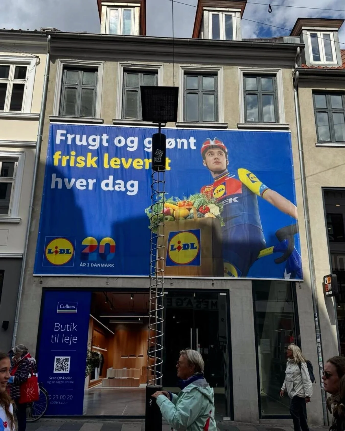 💙 NY Kampagne I AARHUS 💛

Lidl fejrer 20 &Aring;r i Danmark p&aring; S&oslash;ndergade 16 &ndash; midt p&aring; Str&oslash;get i hjertet af Aarhus! 🏙️

Et af byens mest trafikerede spots er nu hjem for Lidl&rsquo;s nyeste kampagne p&aring; vores s