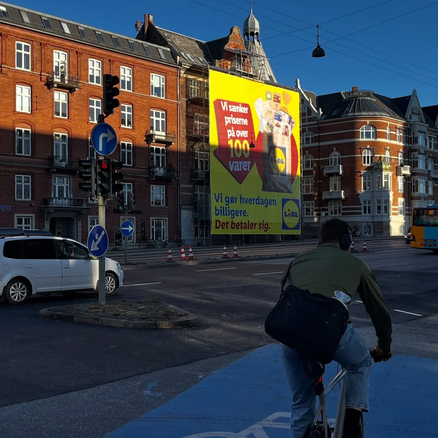 🚧 NY KAMPAGNE P&Aring; H.C. ANDERSENS BOULEVARD 🚧 
Hvem der &ndash; Lidl med ny kampagne midt i K&oslash;benhavn 🥳 
Vi er live p&aring; H.C. Andersens Boulevard &ndash; lige d&eacute;r, hvor byen summer, og alle veje m&oslash;des! 🌆
Lidl viser en