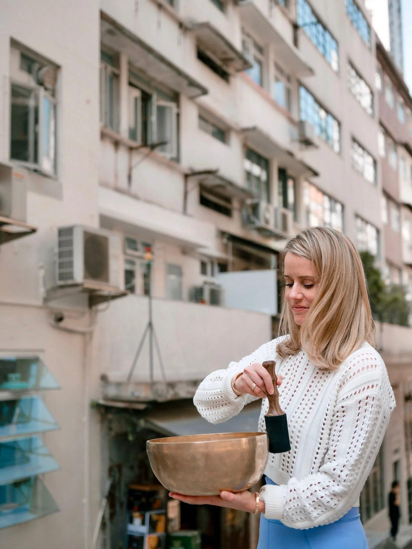 Back in the 852 🇭🇰- where East meets West, the mix of modern and tradition on every street corner. If the fast pace of Hong Kong can be overwhelming and leave you feeling depleted and stressed, unplug and relax with a sound healing practice.🪷 
Tex