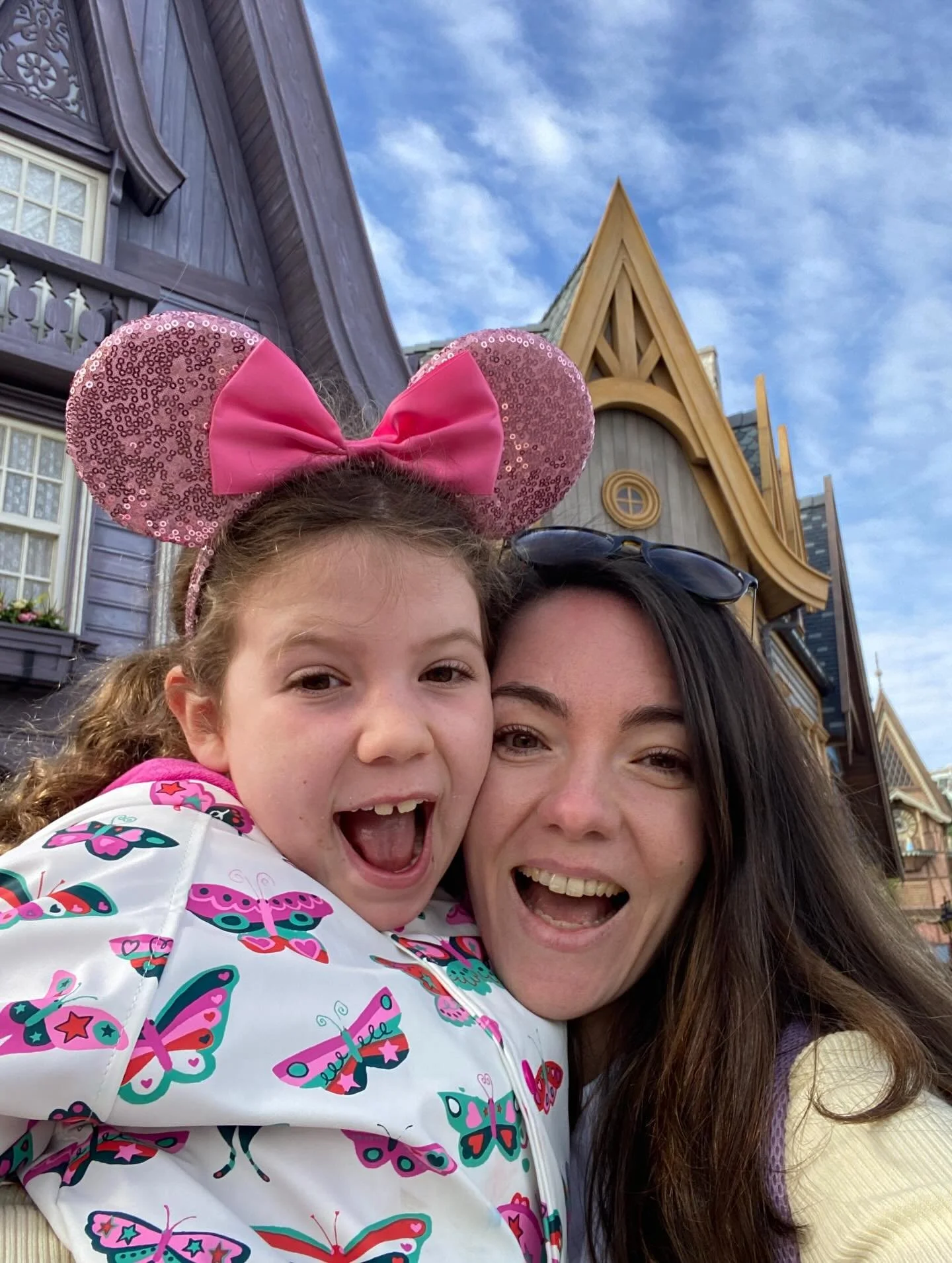 World of Frozen ❄️ 

We&rsquo;ve just got back from this magical addition to Disney Adventure World and loved it (and experienced it in all weathers😬) 

By popular request, here are my top tips to make the most of your visit...

🔹Stay at an onsite 