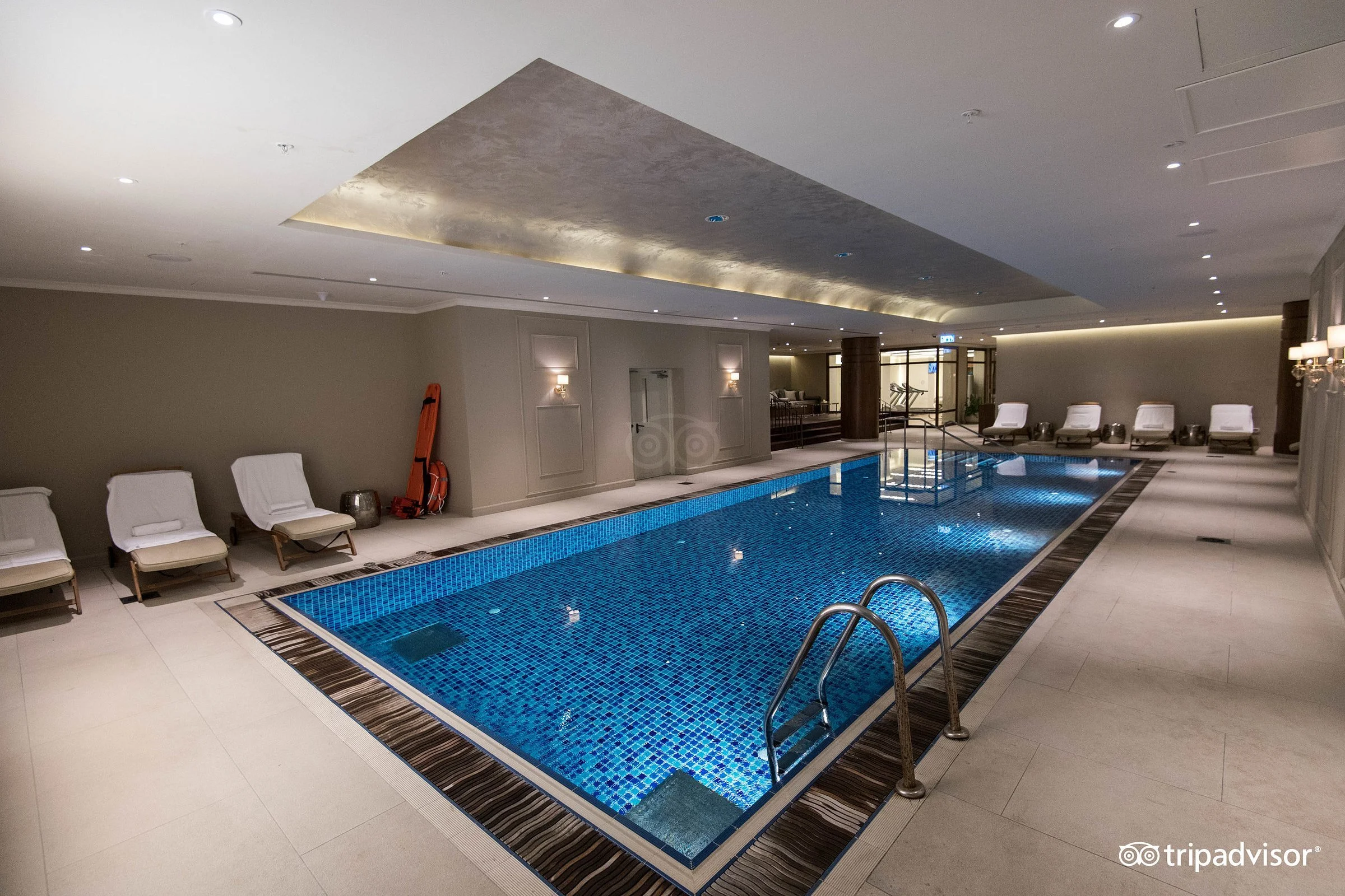 pool--v17404207.jpg