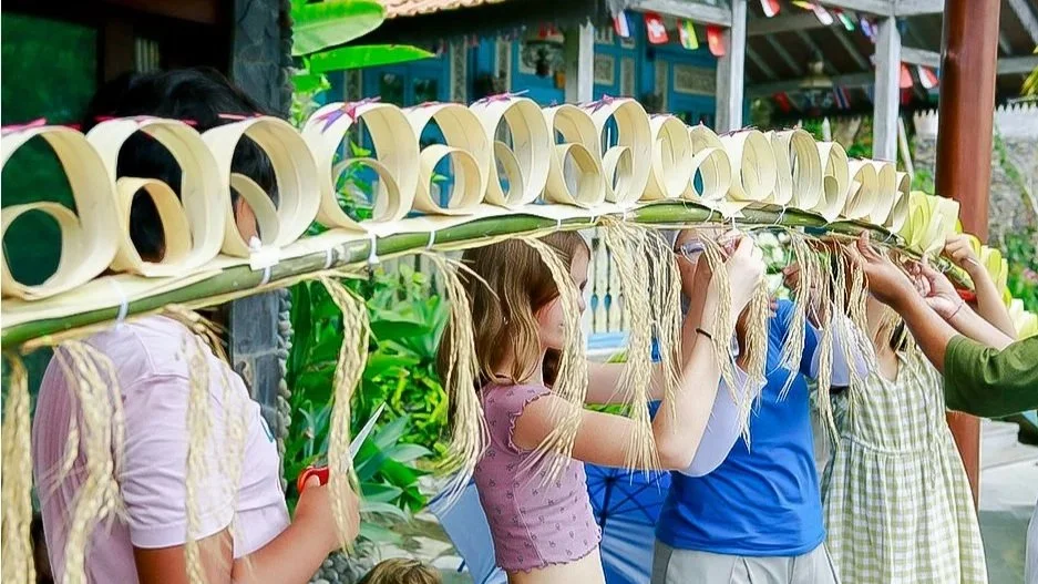 Students at Uluwatu School working together on a cultural banner using natural materials.