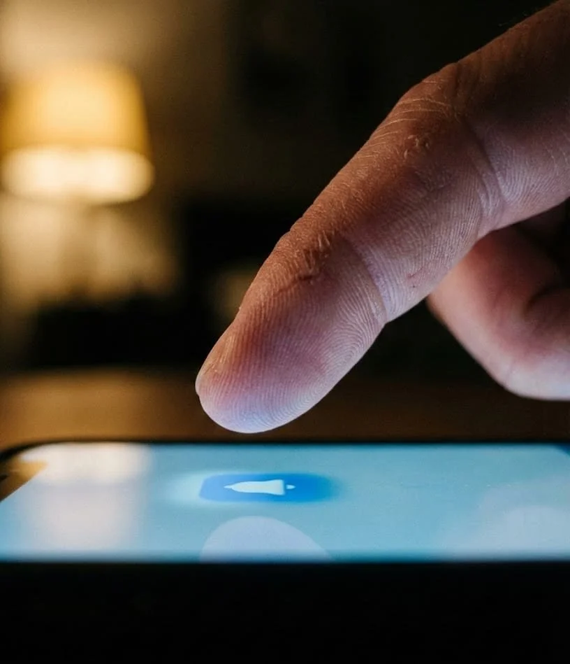 Primer plano de dedo pulsando notificación en móvil, ilustrando el bucle de dopamina y el refuerzo intermitente en adolescentes.