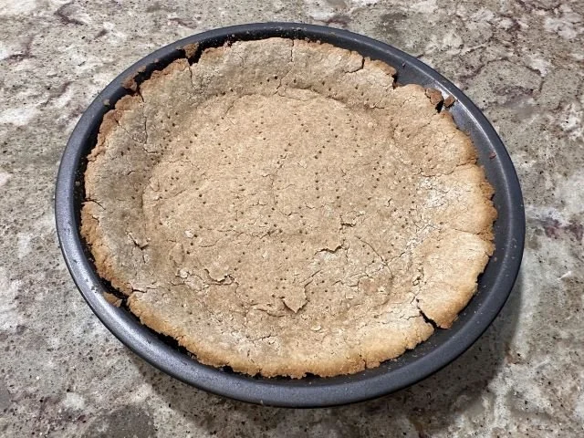 A baked pie crust made from oat flour and applesauce