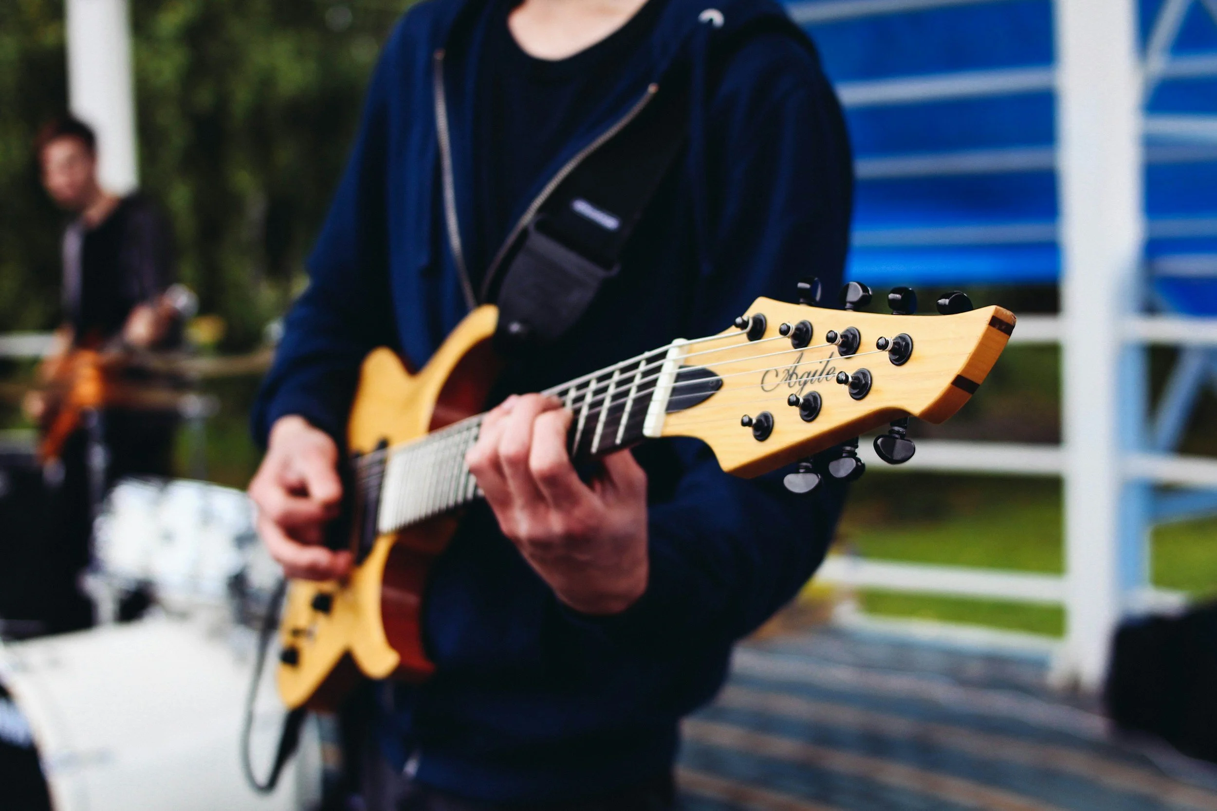 Sus Dedos Marcaban un Ritmo Que Nadie Escuchaba — Así Que Lo Llevé a Guitar Center