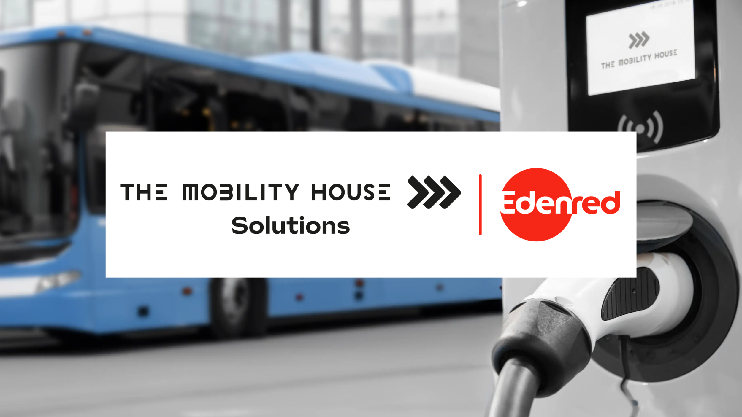 Blauer Elektrobus mit dem Logo von The Mobility House Solutions