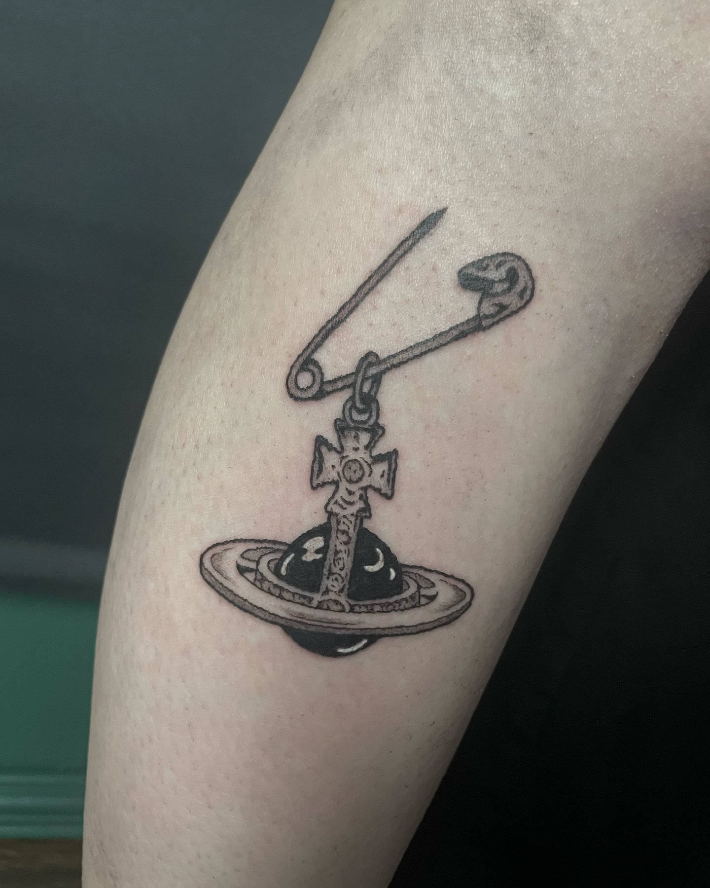 custom vivienne westwood orb 🫶🫶

Kiitos kun k&auml;vit⭐️❣️

#viviennewestwoodtattoo #orbtattoo #viviennewestwoodorb #tatuointitampere #tattoofinland