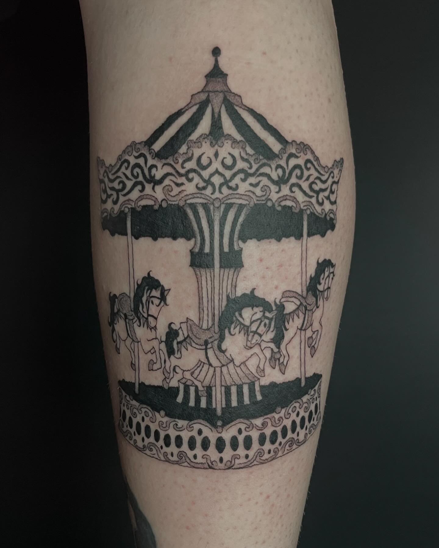 Custom heppakaruselli🎠🖤🎀

T&auml;n tyylisii tekisin mielell&auml;ni enemm&auml;nki🎪

#carouseltattoo #illustrativetattoo #tamperetattoo #tatuointitampere #tattootampere #tattoofinland #customtattoo
