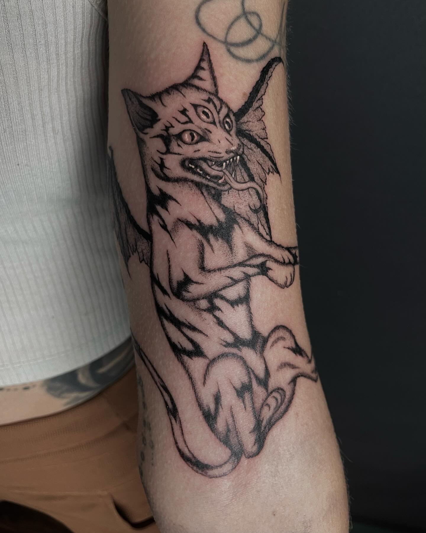 Tehtiin t&auml;&auml; ihana kisse mun flasheista😺🖤

Kiitos kun k&auml;vit taas 🙏⭐️

@6th_dimension_tattoo 

#gothictattoo #creepytattoo #illustrativetattoo #cattattoo #darktattoo #blackwork #tattoofinland #finlandtattoo #tamperetattoo #tattootampe