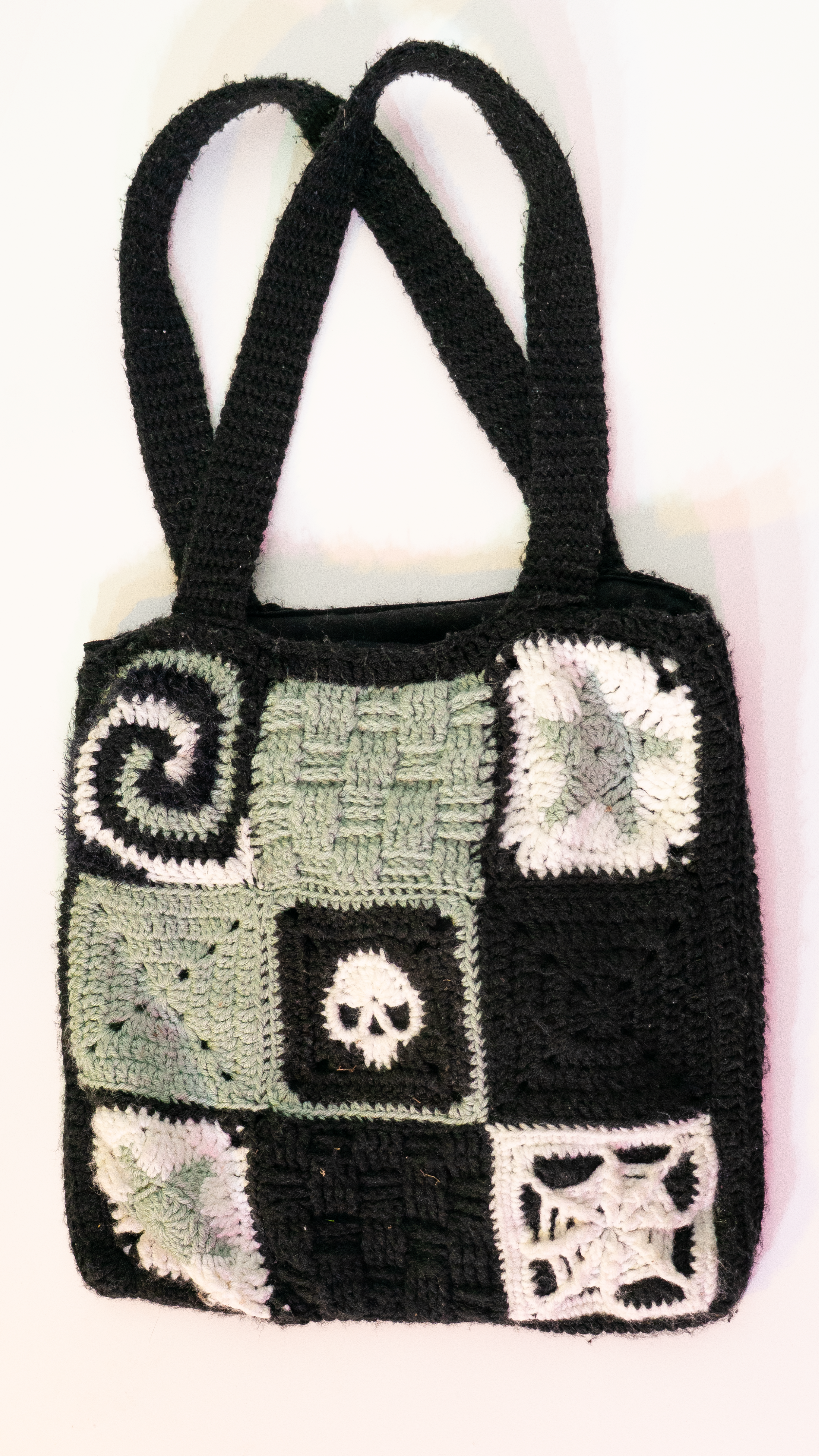 Granny square tote bag with fabric inner lining and a sturdy handbag strap.