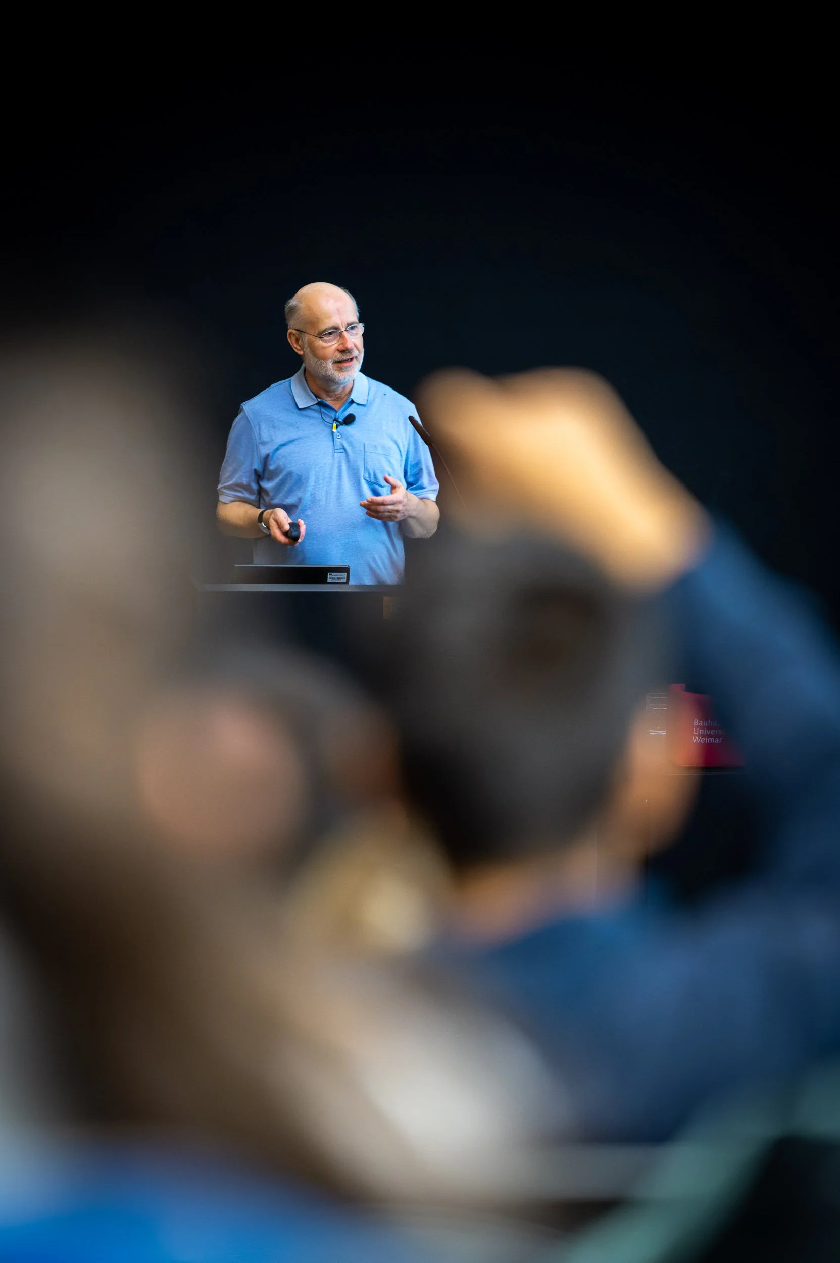Harald Lesch hält den Eröffnungsvortrag der Kinderuni im Audimax der Bauhaus-Universität Weimar. Veranstaltungsfotografie.