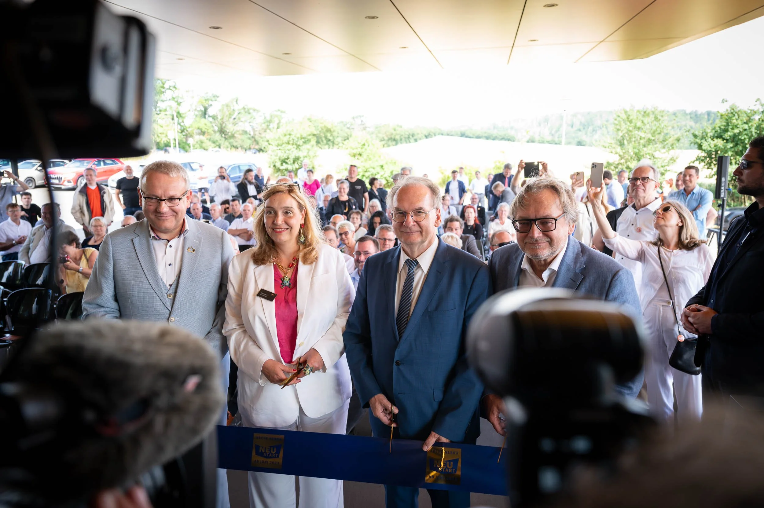 Offizielle Eröffnung der Arche Nebra mit Rednern und Zuschauern. Veranstaltungsfotografie.