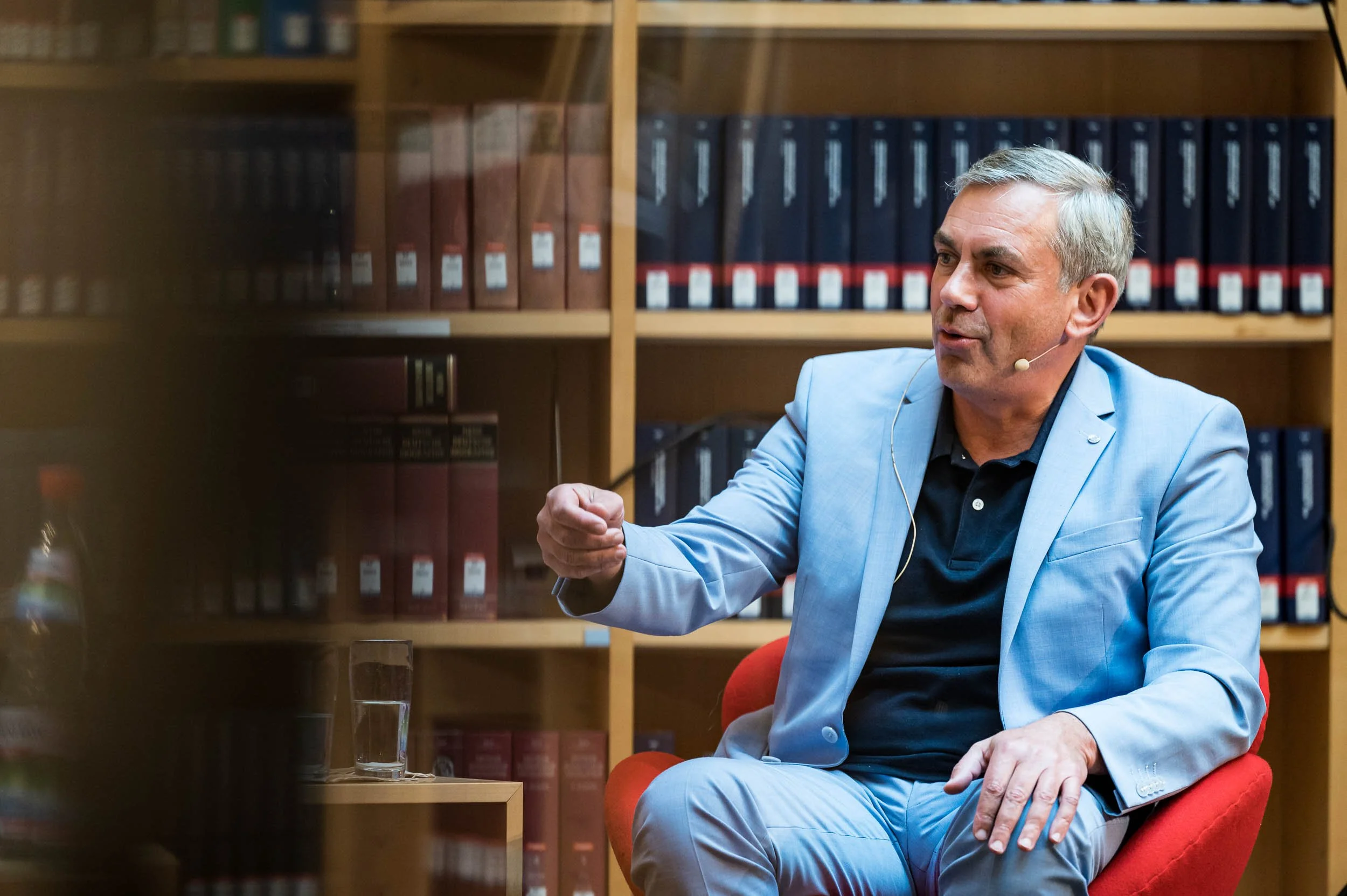 Wladimir Kaminer bei einer Podiumsdiskussion zur Eröffnung des Themenjahrs Sprache in der Anna-Amalia-Bibliothek Weimar.