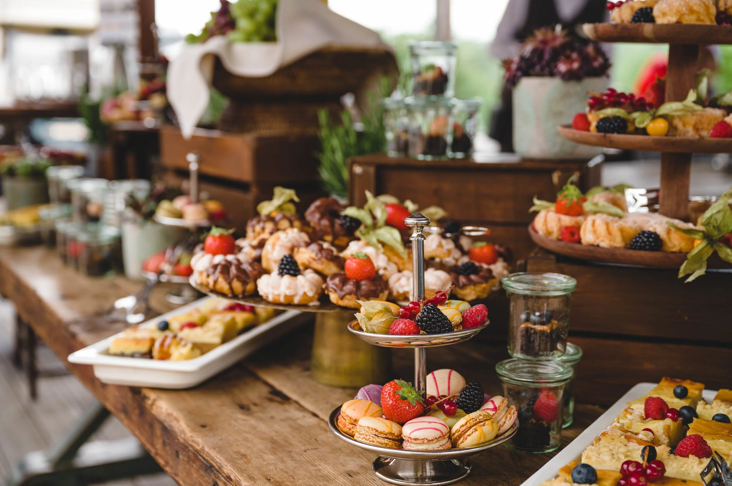 Reich gedecktes Dessertbuffet mit Obst und Gebäck beim Charity-Golfturnier im Golfresort Weimarer Land.