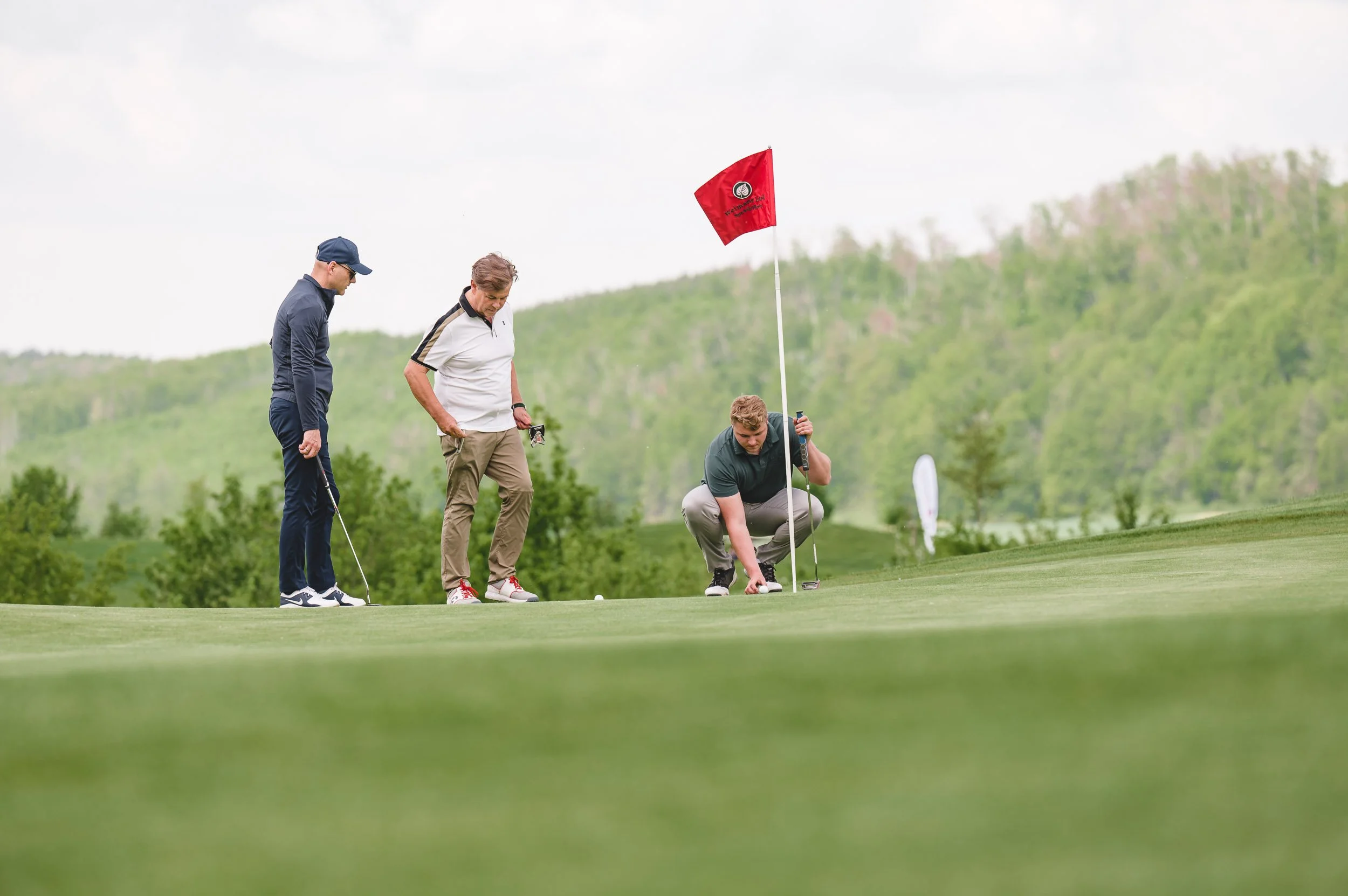 Golfer beim Putt während des Charity-Turniers „on the Green Cup" im Golfresort Weimarer Land.