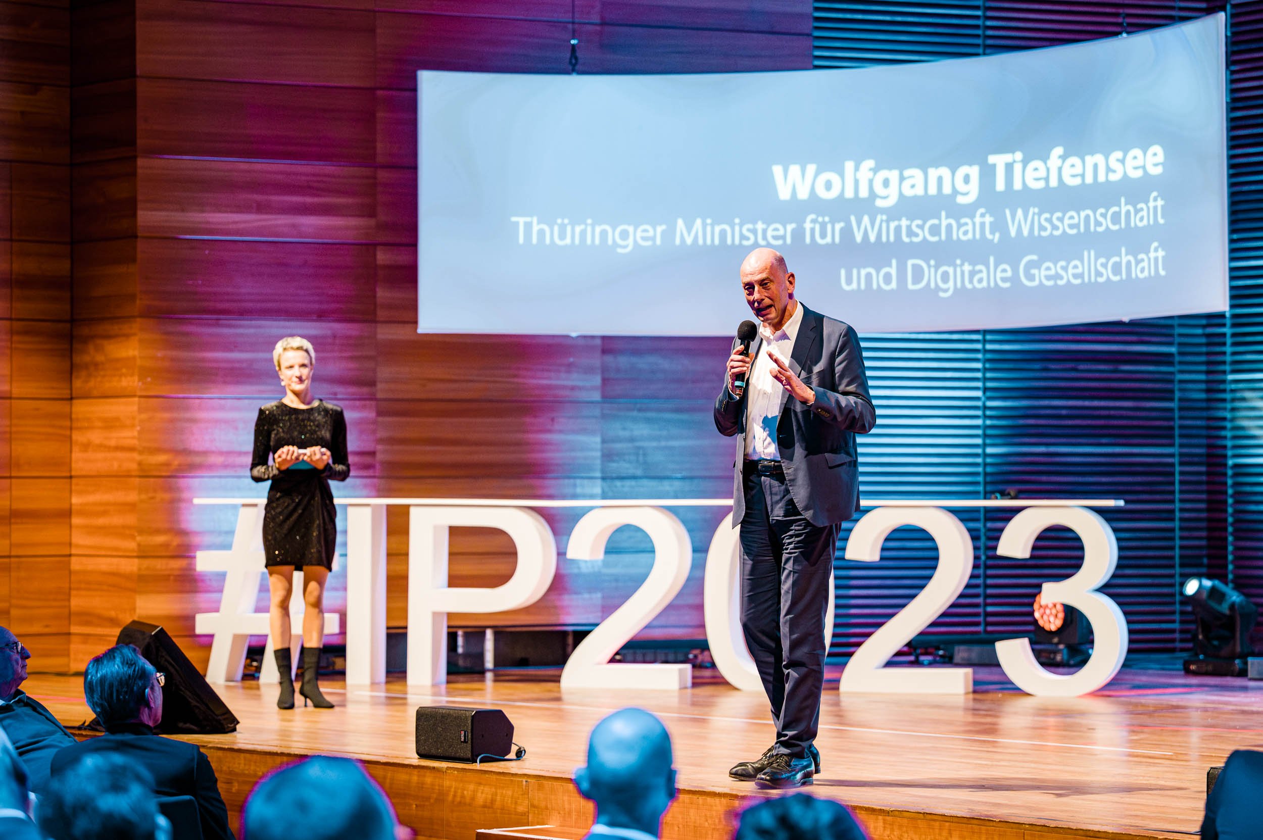 Wolfgang Tiefensee auf der Bühne beim Innovationspreis Thüringen 2023. Veranstaltungsfotografie.