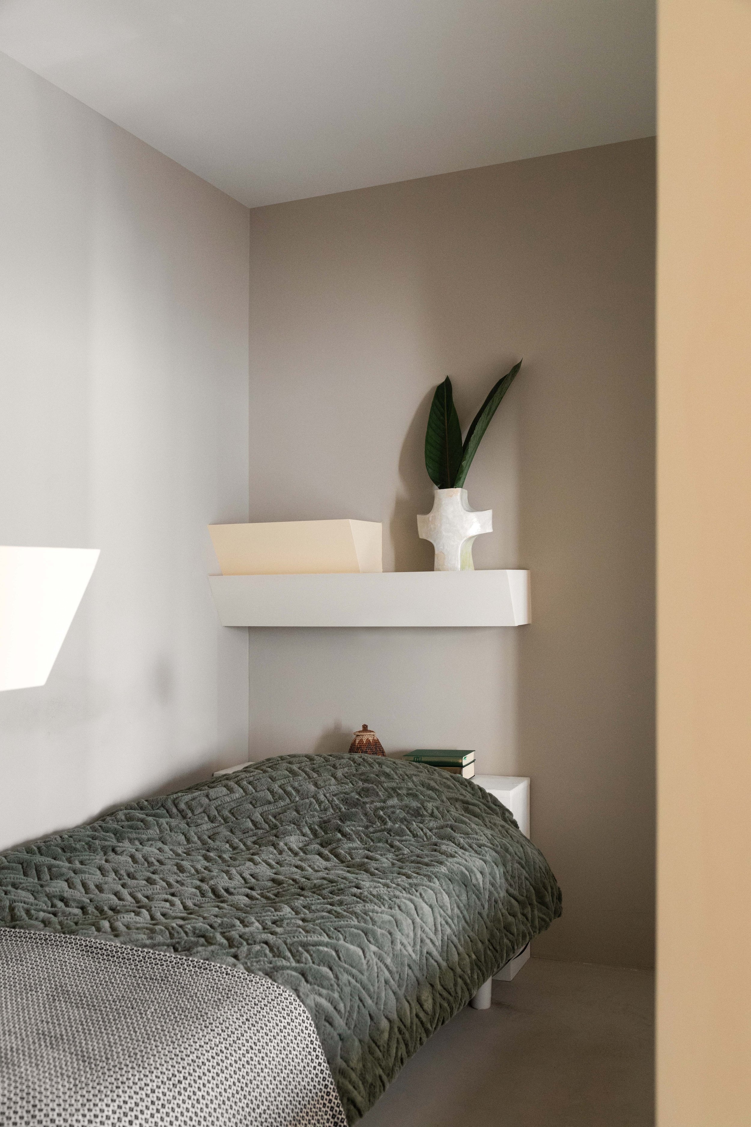 intérieur conçu par l'architecte jules brisson avec des vases en céramique de Claudia Cauville, chambre d'appartement