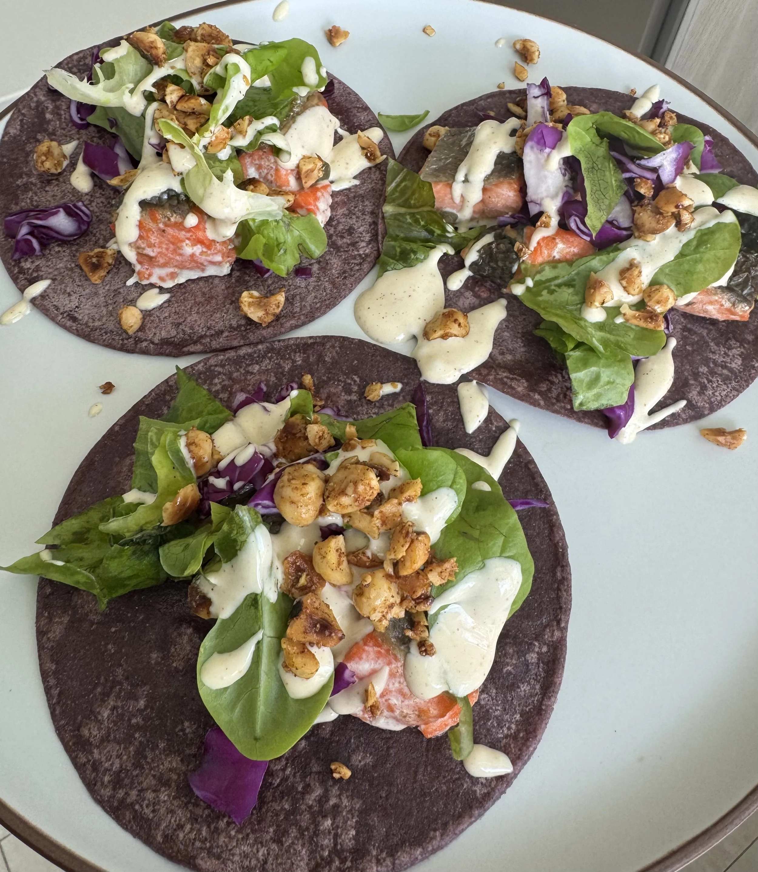 Tacos de Salmón con Aioli Picante y Avellanas Tostadas
