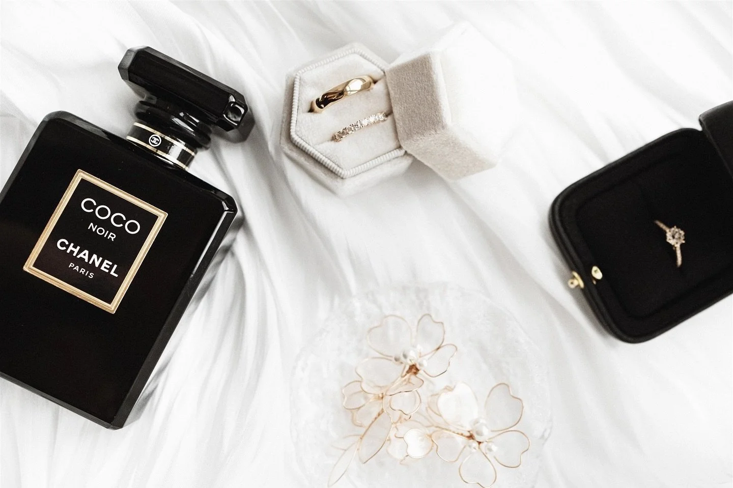 A special touch from the bride J.

#weddingdetails #weddingdetailsphotography #parfum #eheringe #flatlayphotography #hochzeitsfotografie #hanover #schlossvonhammerstein #civilweddinginspiration #fujifilmphotography #withlove #minimalistphotography #h