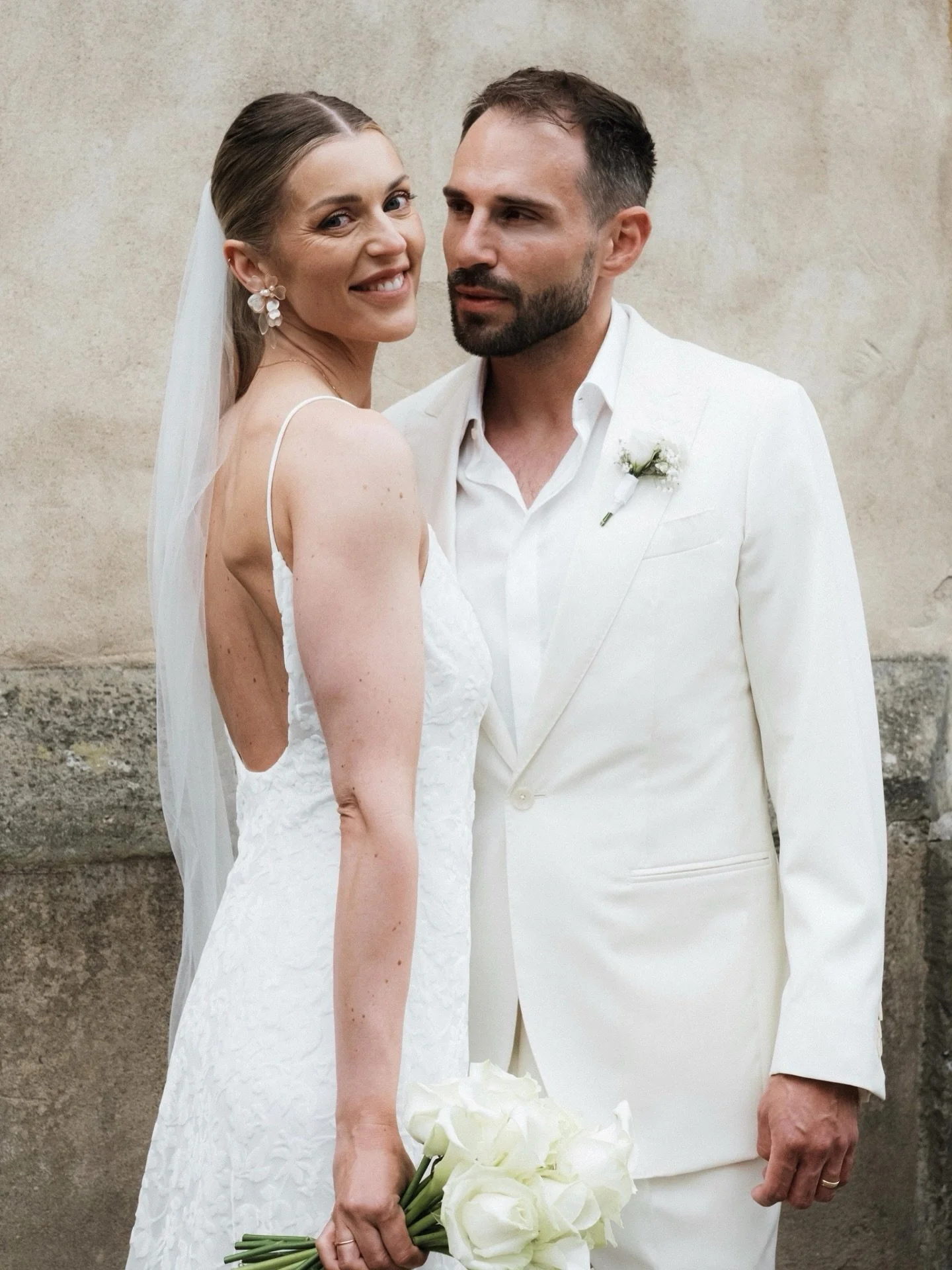 Standing still in love, 2025.

#civilwedding #standesamtlichetrauung #brideandgroom #thebeginningtoforever #lovequotes #fotografie #hochzeitsfotografie #weddingphotography #fujifilmx #hannover #schlosshammerstein
