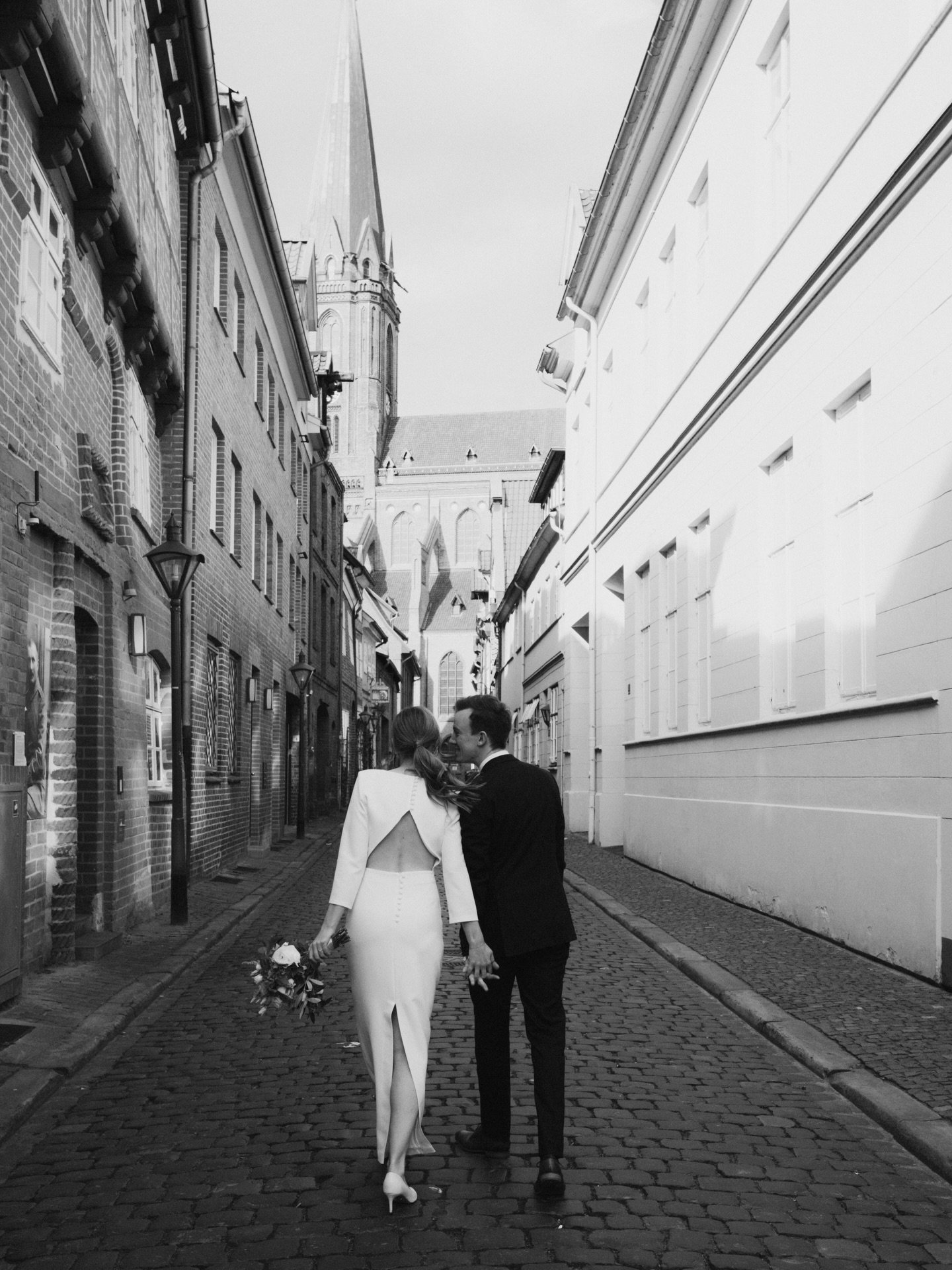 La vita &eacute; bella - Kristina &amp; Aljoscha.

#weddingday #standesamtlichetrauung #standesamtl&uuml;neburg #civilweddingphotography #hochzeitsfotografie