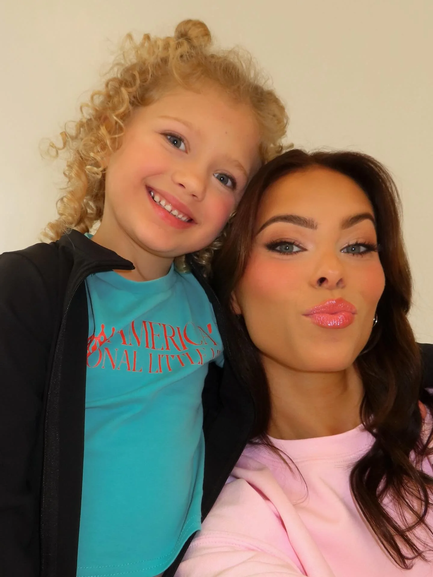 when you give @the_sara_emmons the camera at the C3 photo shoot 💋 

can&rsquo;t wait to show y&rsquo;all everything we shot!! stay tuned ;) 
&bull;
&bull;
&bull;
#crownedcreativeco #C3 #C3girl #smallbiz #shopsmall