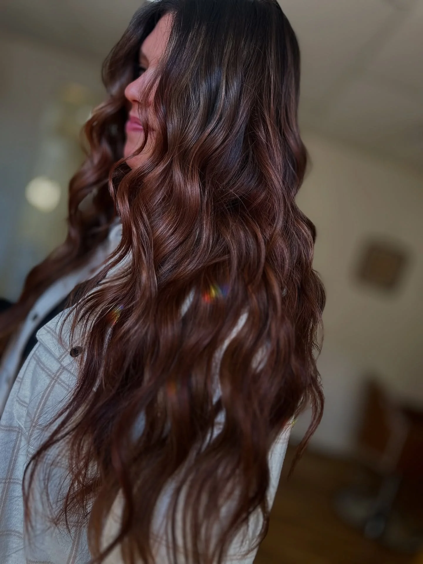 From summer brightness ➝ rich + dimensional tones that scream FALL 🍂🍷

My sweet babysitter got the ultimate fall refresh 🍁 

&bull; 3 rows of 22&rdquo; Kovi wefts for that dreamy length + fullness

&bull; Colored with a custom blend of Keune 8.34,
