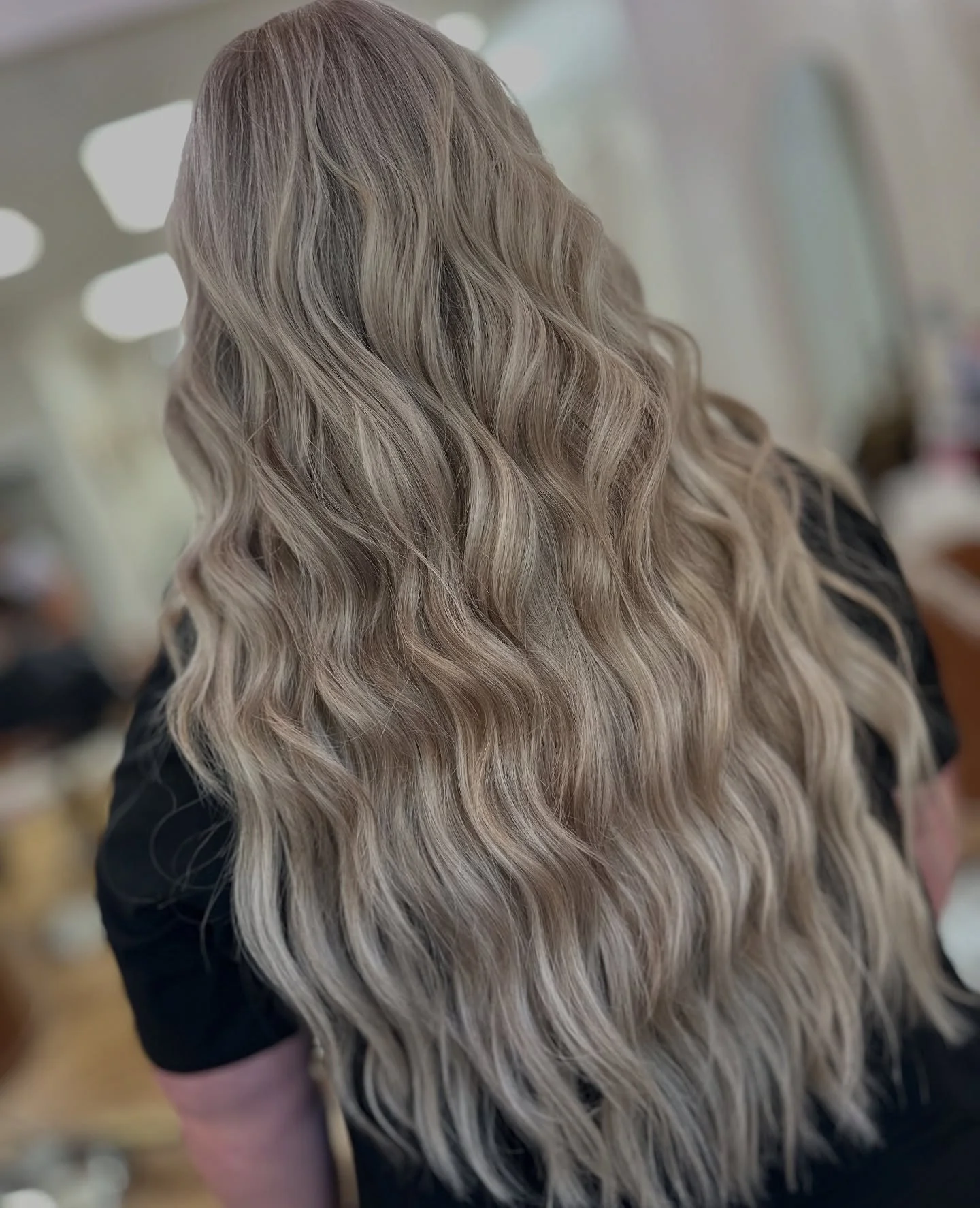✨ High-Impact Blonde with Soft Dimension ✨
This soon-to-be bride wanted bright, seamless blonde but still wanted that lived-in, natural feel &mdash; so we added a few soft lowlights to bring the perfect touch of depth and contrast.

💫 Formula Breakd