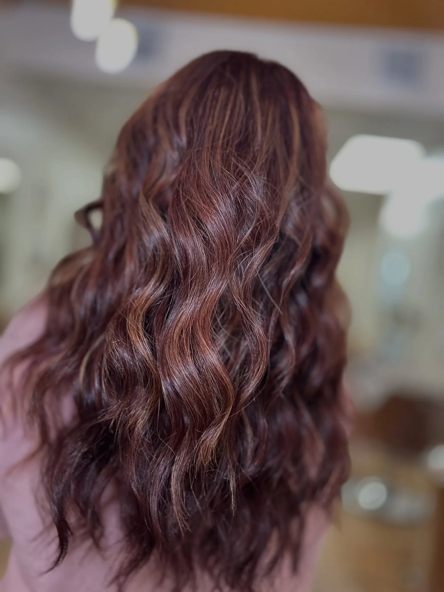 A little spicy, a little soft. 🌶️✨ 

We love a good red moment 😍 

#toledoohio #toledoohiohairstylist #downtowntoledo #419hairstylist #socialsuite #socialsuitesupport #nwohairstylist #ohiohairstylist #midwesthair 
#blondehighlights #extensions #kov