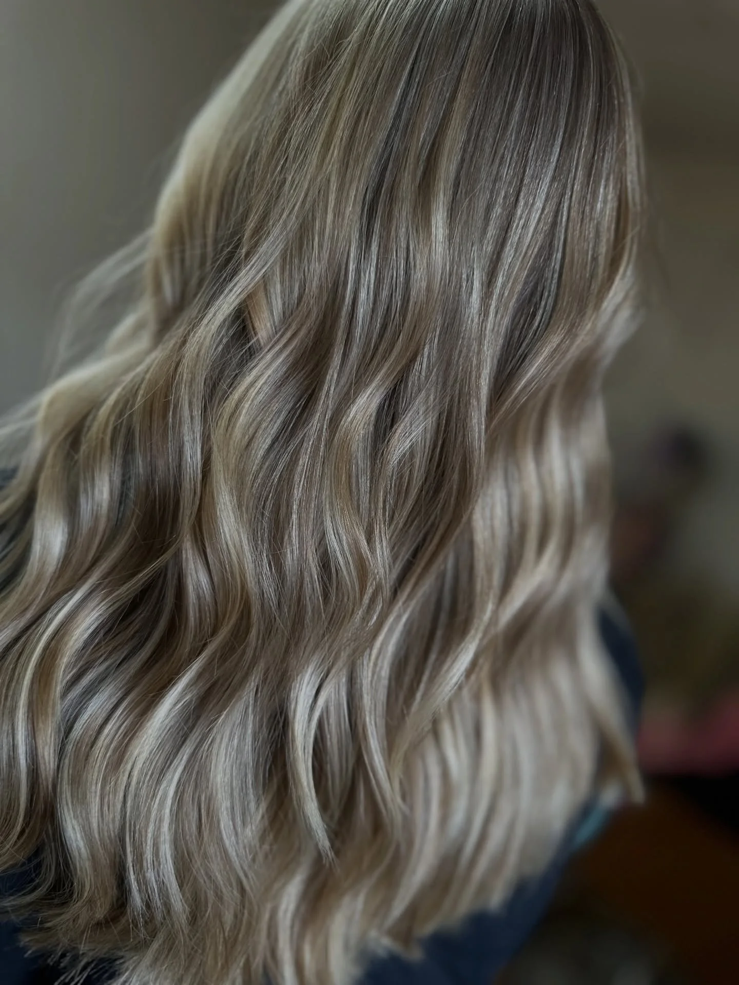 March &amp; April are filling up 🌷✨
If your hair has been living in a winter bun&hellip; this is your sign.

Fresh gloss. Soft dimension. Brighter around the face.
Whatever your version of &ldquo;spring reset&rdquo; looks like &mdash; let&rsquo;s bo